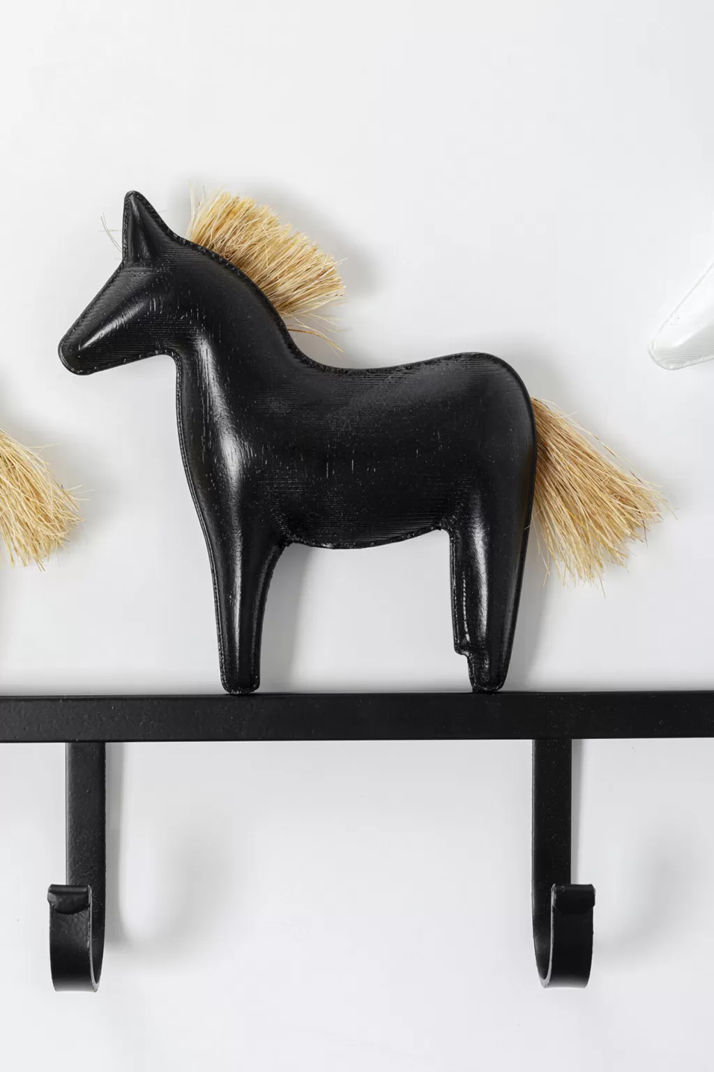 Porte-manteau mural équitation signé KARE Design - Support élégant pour tenues équestres (63 cm)