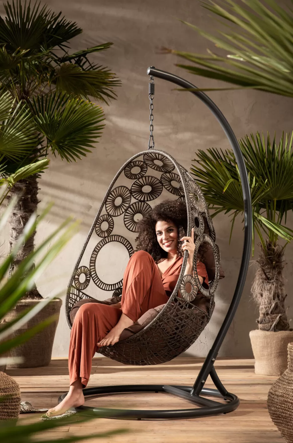 Fauteuil suspendu design Ibiza Brun par KARE - Intemporel élégant, confort enveloppant et style méditerranéen raffiné