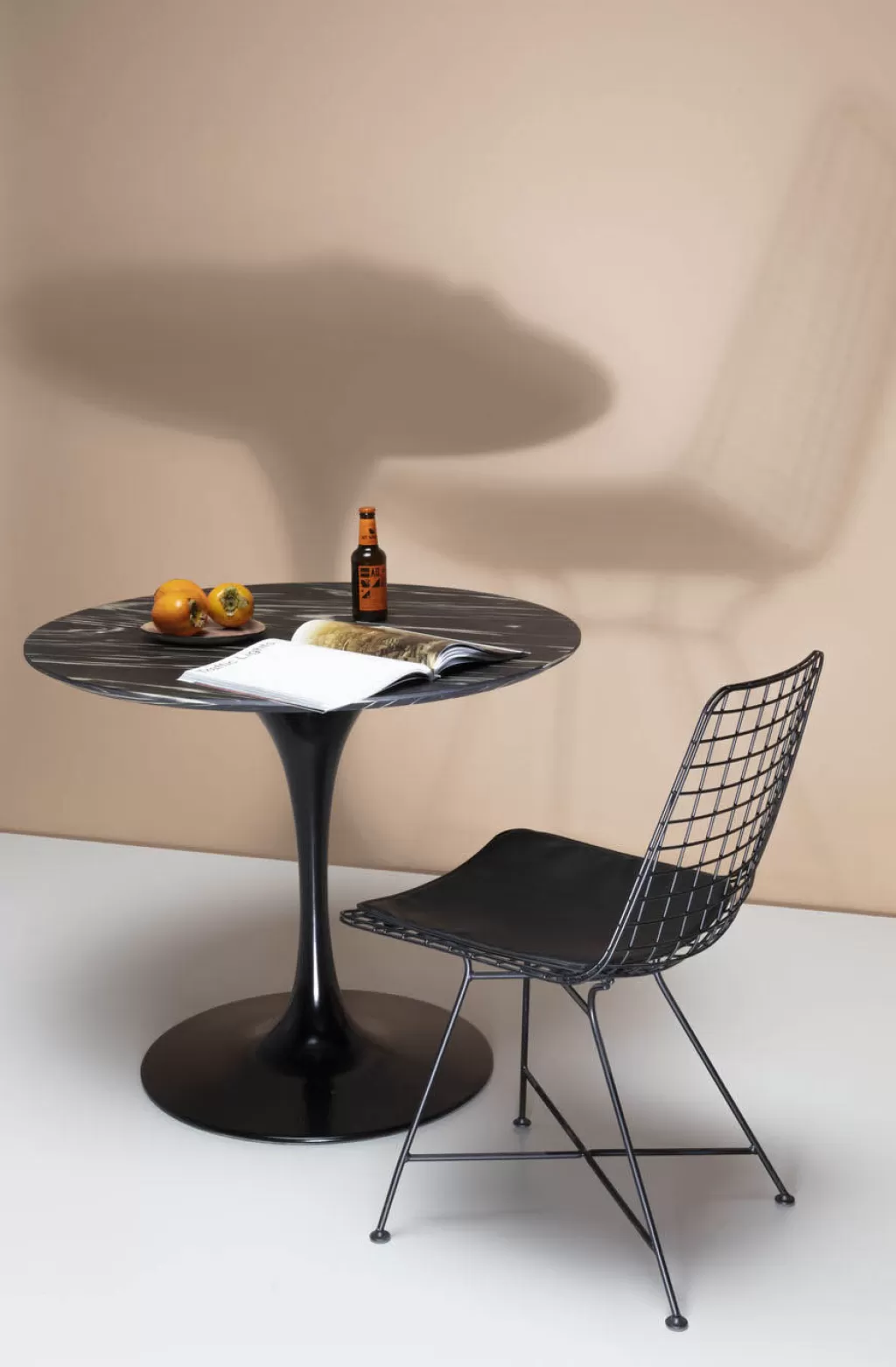 Pied de table design KARE Invitation - Noir intense, diamètre 60 cm - Style contemporain pour intérieur épuré