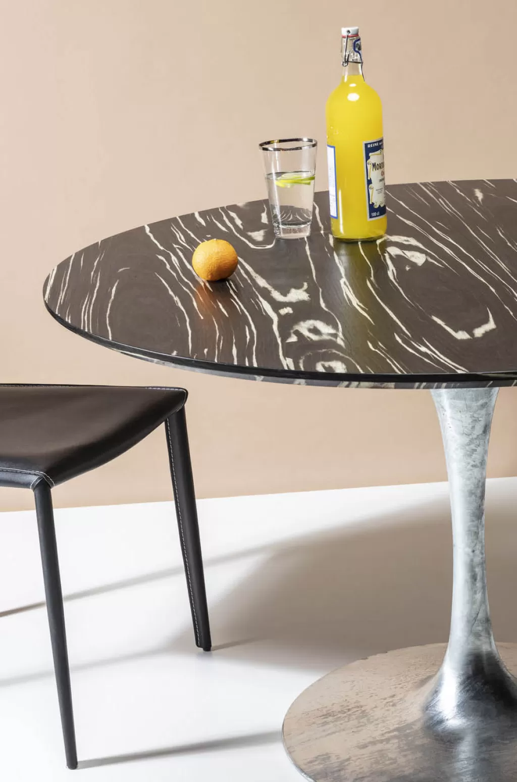 Pied de table design en zinc Ø60cm - Collection Invitation par KARE Design