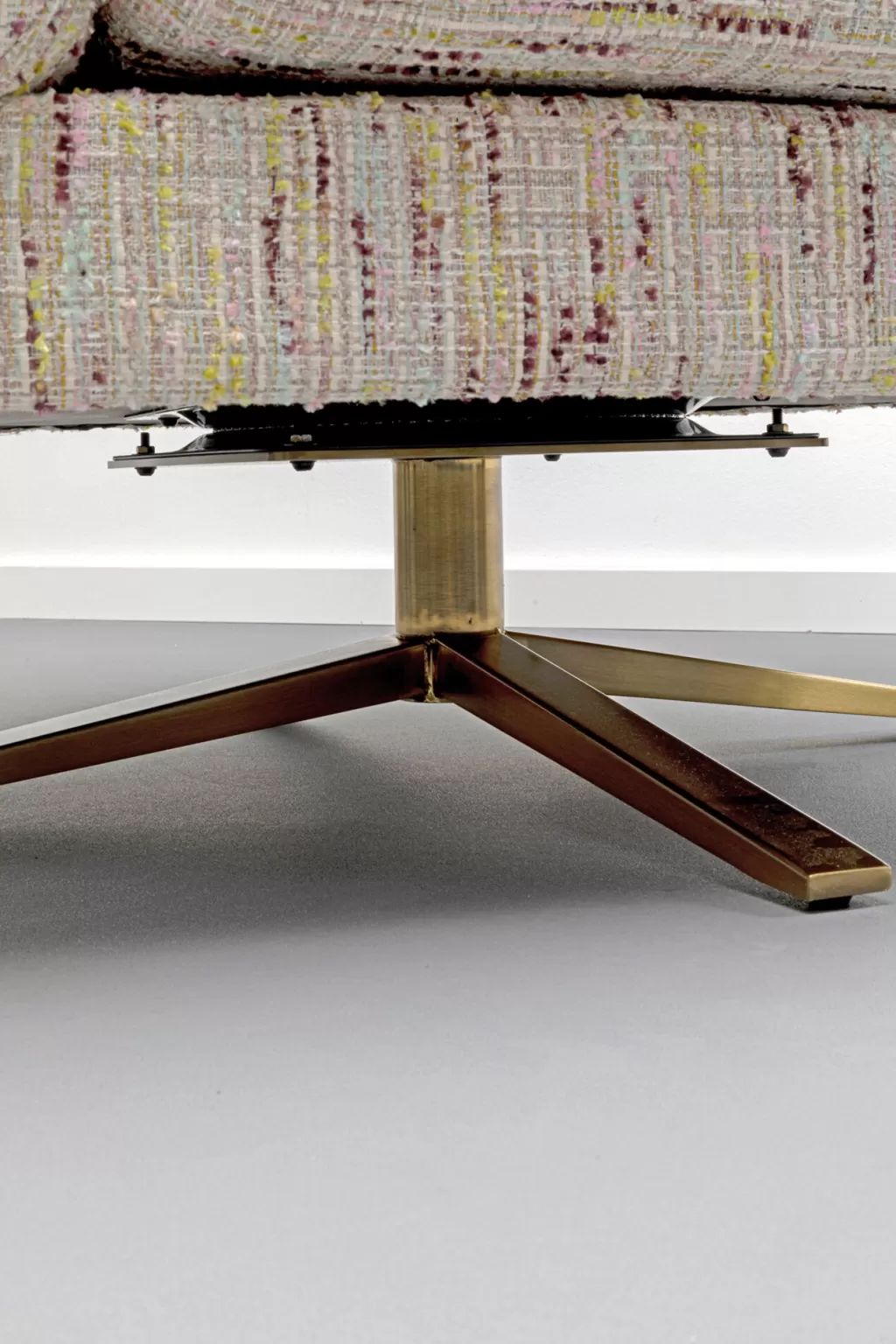 Fauteuil pivotant design scandinave Janno - KARE Design, assise ergonomique en tissu beige, style moderne et intemporel