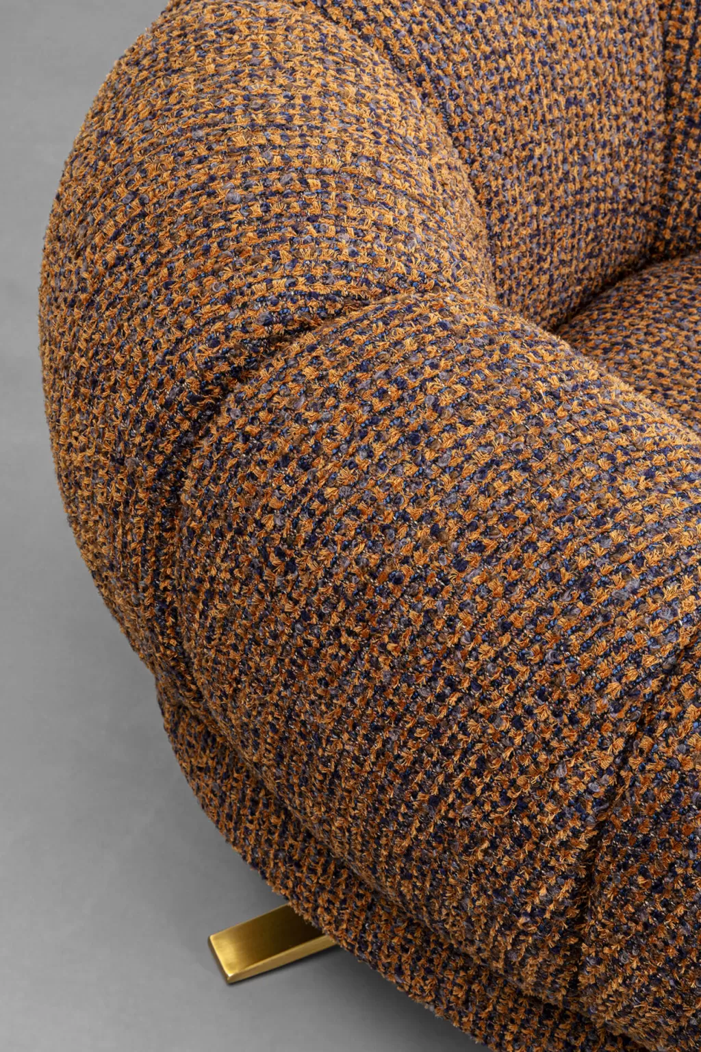 Fauteuil pivotant scandinave Janno - Design épuré et confort ergonomique, structure en bois teinté marron - KARE Collection