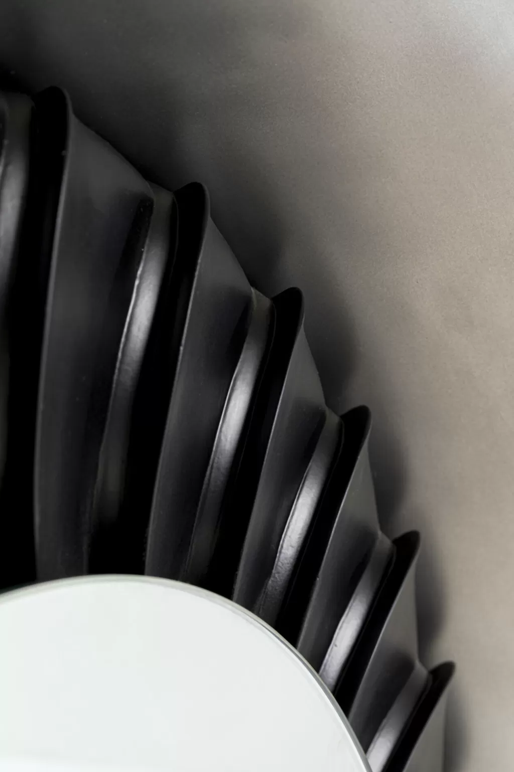 Miroir mural design Jet par KARE - Modèle contemporain en finition argenté et noir (diamètre 119 cm)