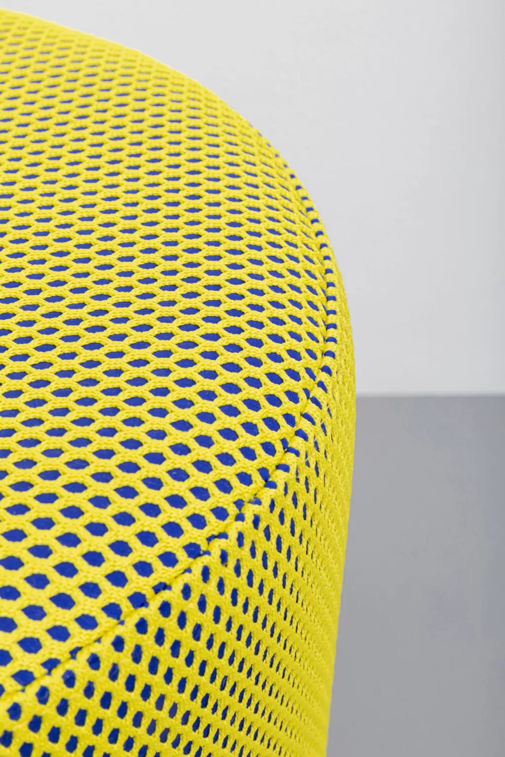 Chaise design Jody Rahi par KARE - Modèle élégant en diamètre 35 cm disponible en finitions palli, jaune/noir contrasté ou noir laqué brillant. Pièce contemporaine pour intérieurs raffinés.