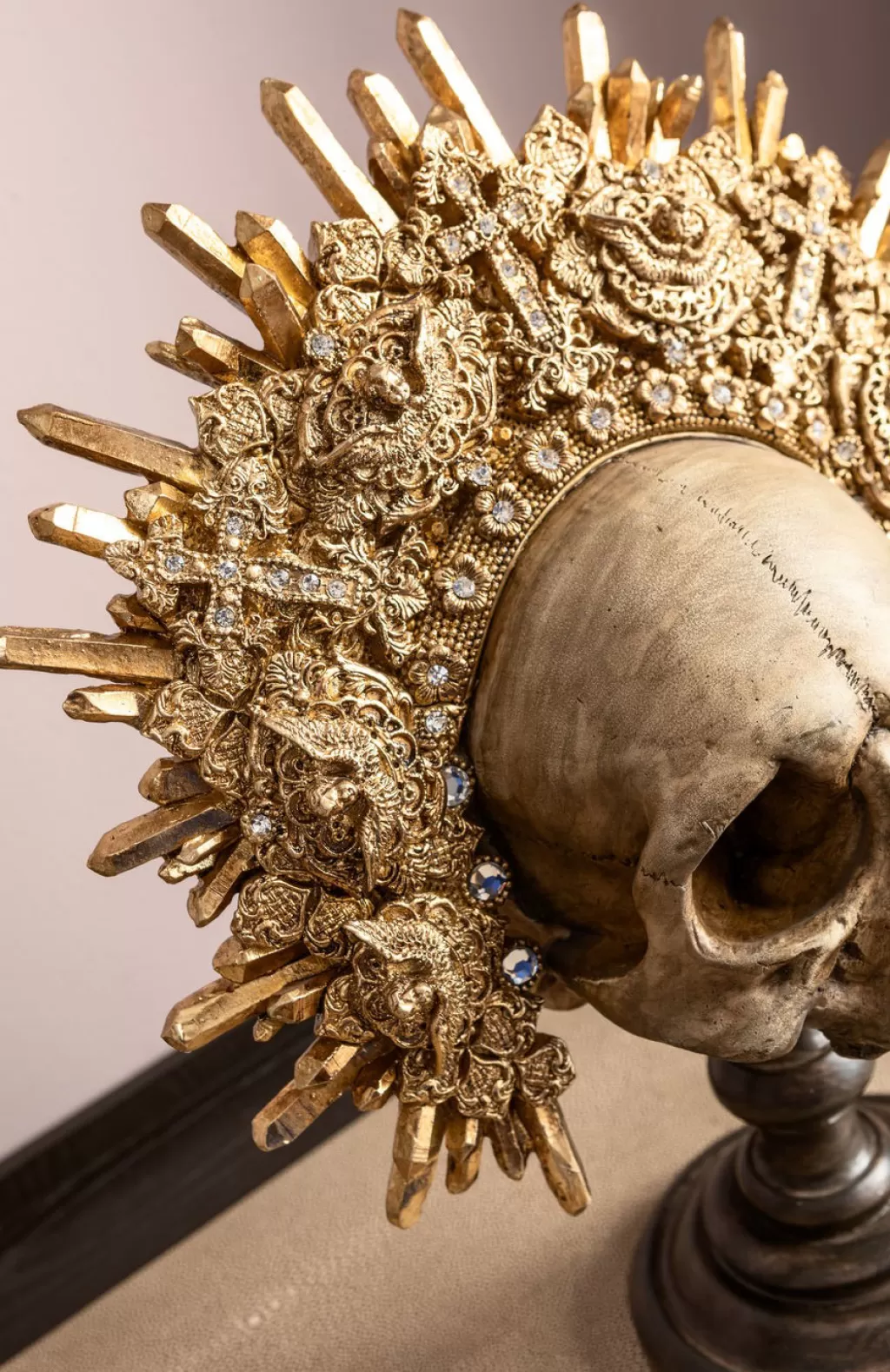 Crâne Royal Décoratif KARE Design - Sculpture Tête de Mort en Résine Haute Qualité, 42 cm - Pièce Unique pour Décoration d'Intérieur Audacieuse