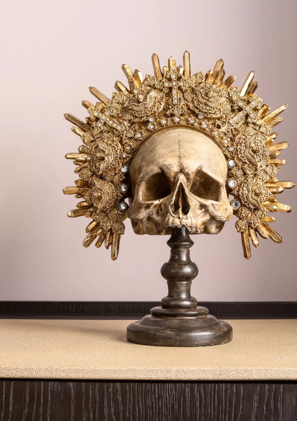 Crâne Royal Décoratif KARE Design - Sculpture Tête de Mort en Résine Haute Qualité, 42 cm - Pièce Unique pour Décoration d'Intérieur Audacieuse