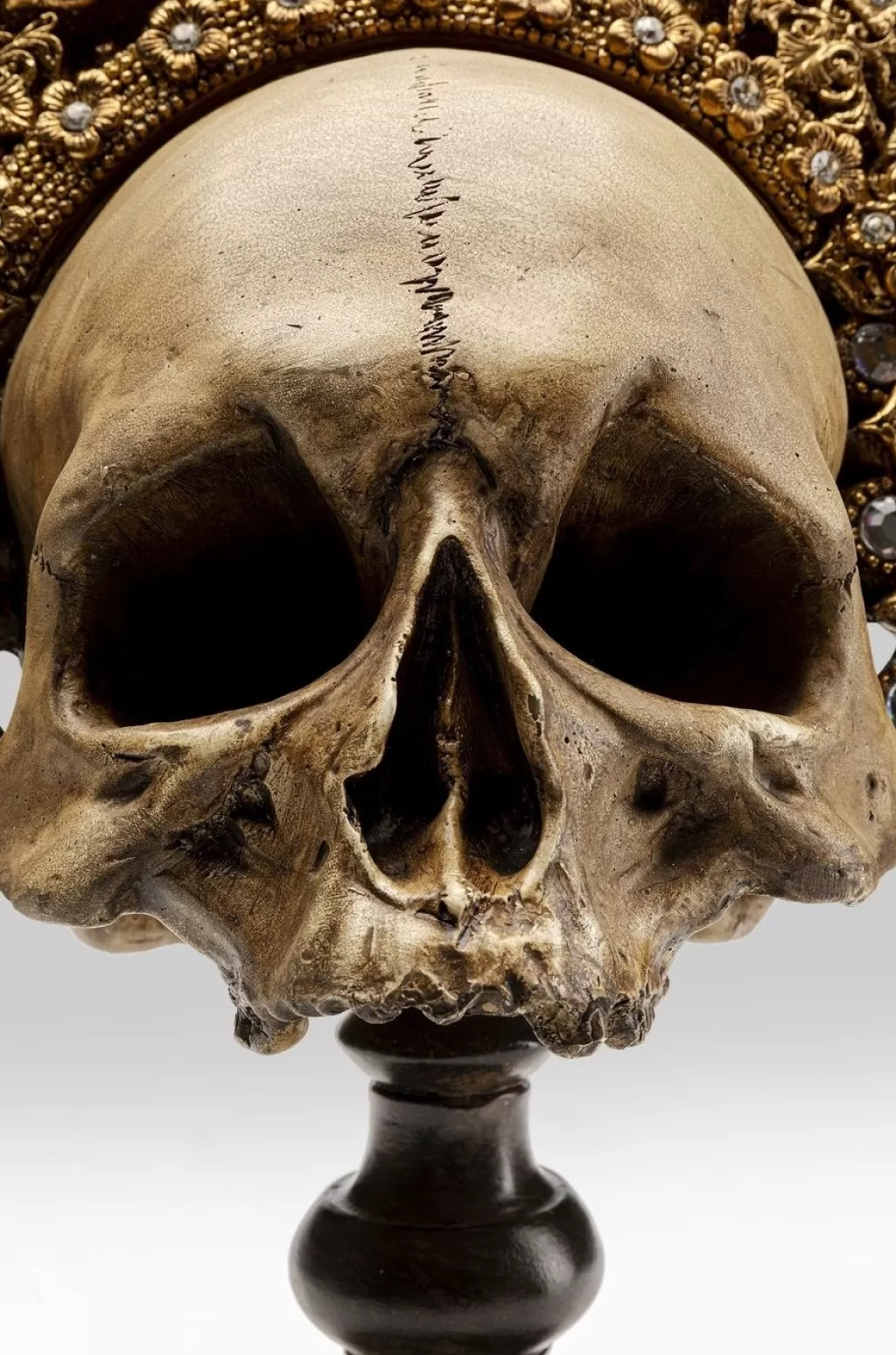 Crâne Royal Décoratif KARE Design - Sculpture Tête de Mort en Résine Haute Qualité, 42 cm - Pièce Unique pour Décoration d'Intérieur Audacieuse