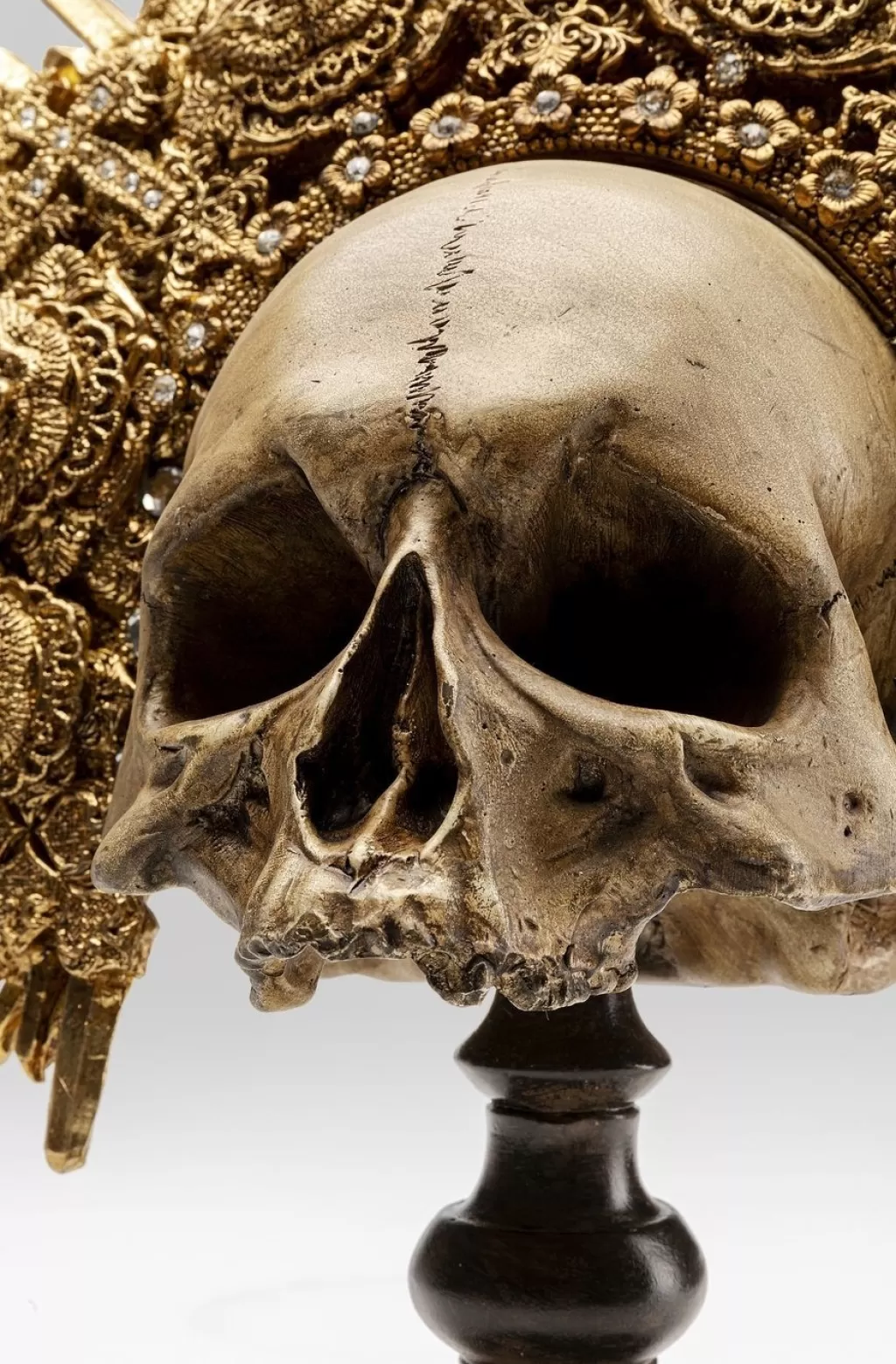 Crâne Royal Décoratif KARE Design - Sculpture Tête de Mort en Résine Haute Qualité, 42 cm - Pièce Unique pour Décoration d'Intérieur Audacieuse