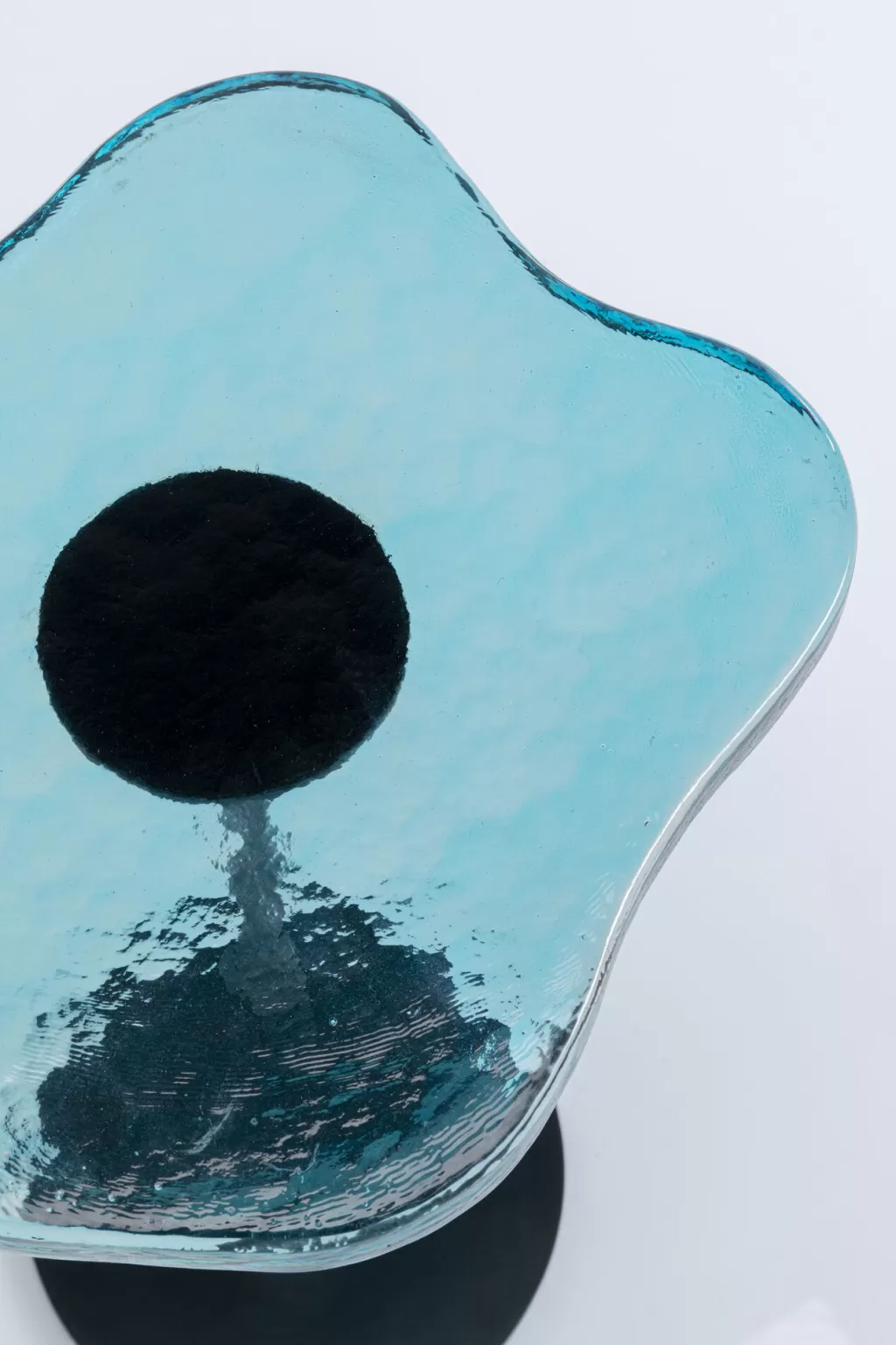 Table d'appoint design LAVA par KARE – Verre texturé et métal bleu océan – Diamètre 30 cm