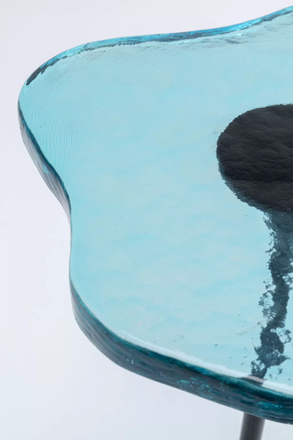 Table d'appoint design LAVA par KARE – Verre texturé et métal bleu océan – Diamètre 30 cm