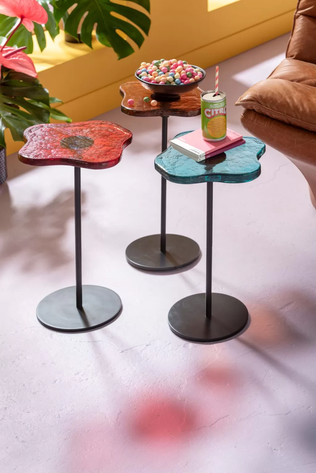 Table d'appoint design LAVA par KARE – Verre texturé et métal bleu océan – Diamètre 30 cm