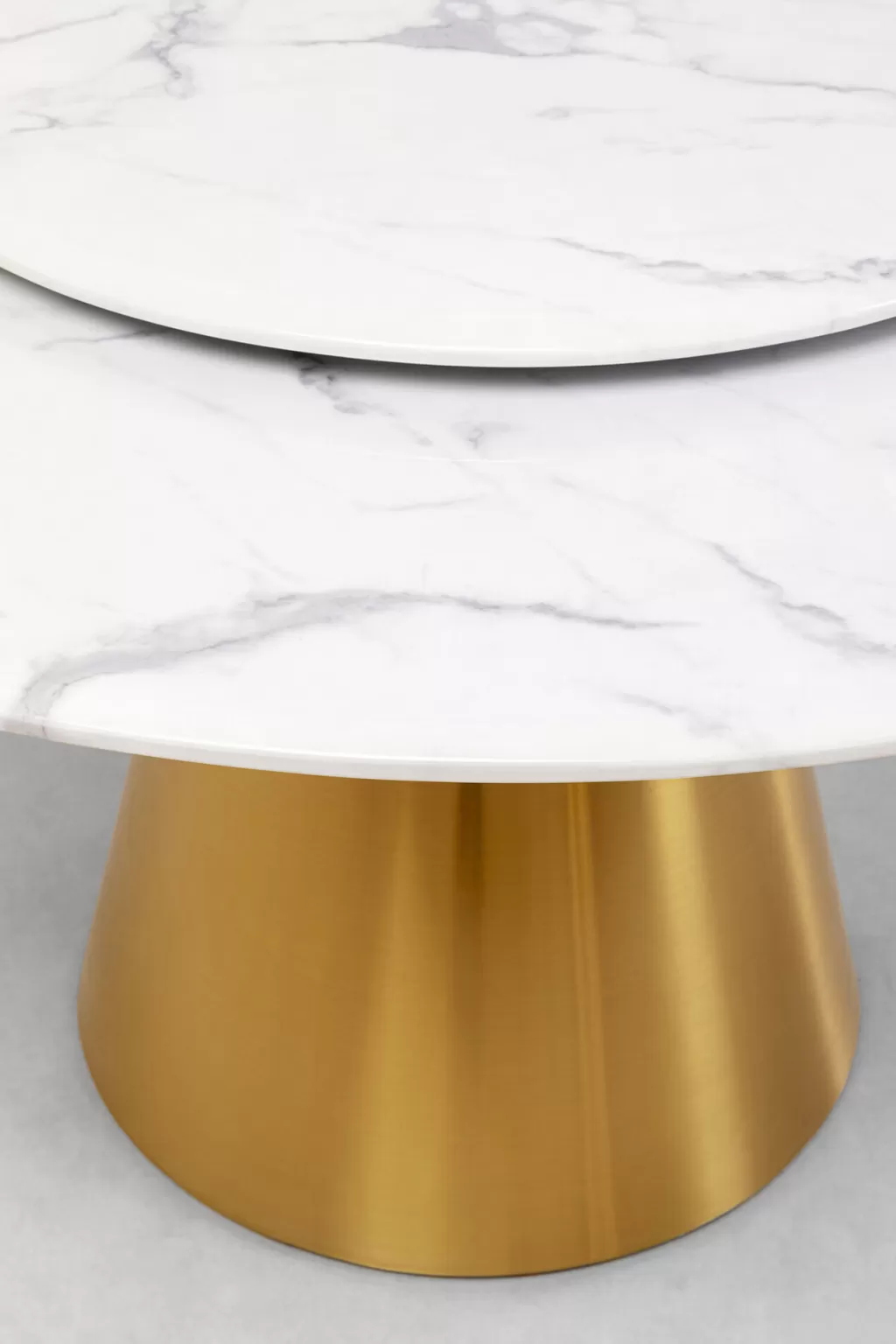 Table Ronde Lucia en Marbre par KARE Design - Plateau Ø135 cm, Design Élégant pour Salle à Manger  

Ce modèle circulaire au style contemporain allie fonctionnalité et esthétique pour vos moments conviviaux.