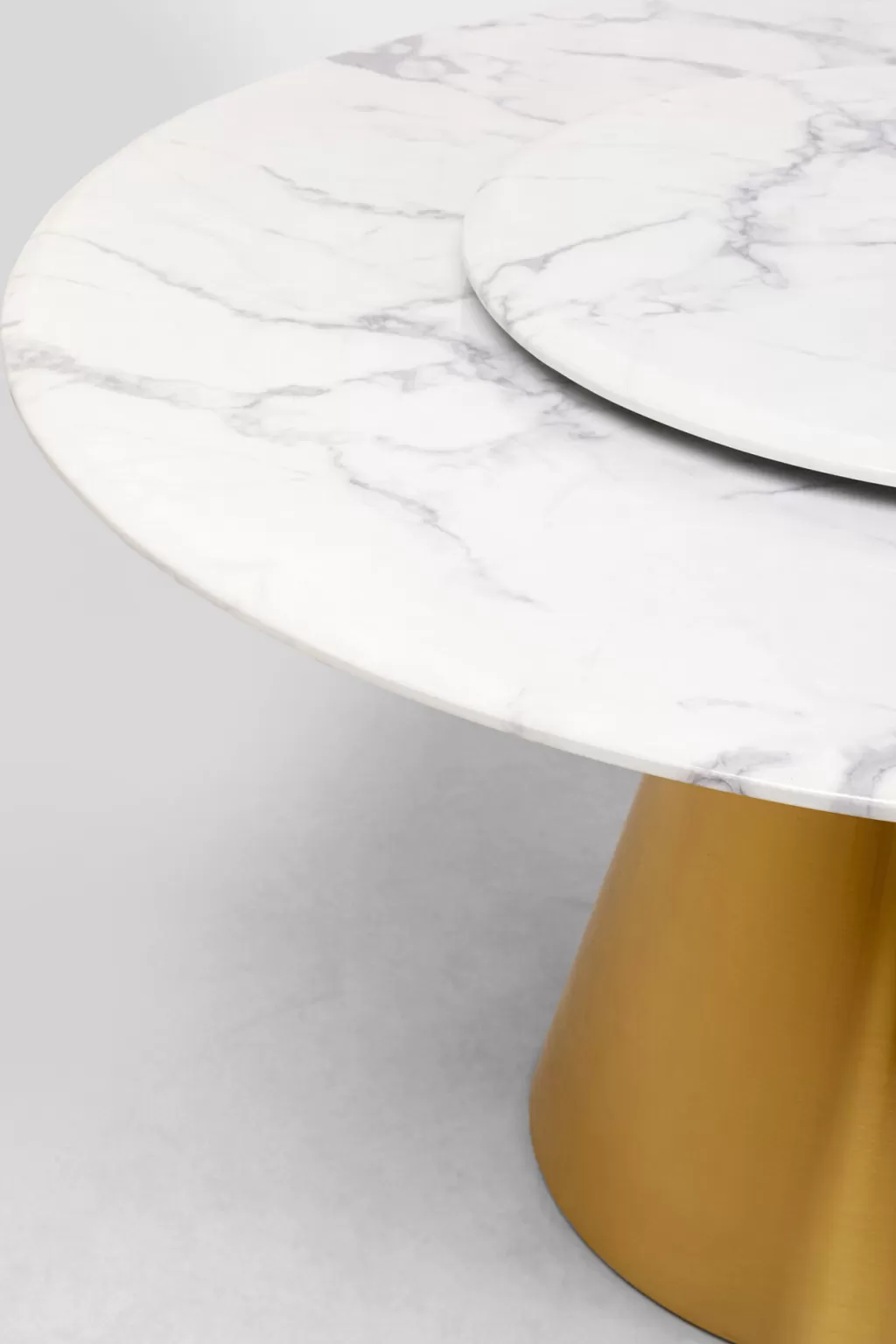 Table Ronde Lucia en Marbre par KARE Design - Plateau Ø135 cm, Design Élégant pour Salle à Manger  

Ce modèle circulaire au style contemporain allie fonctionnalité et esthétique pour vos moments conviviaux.