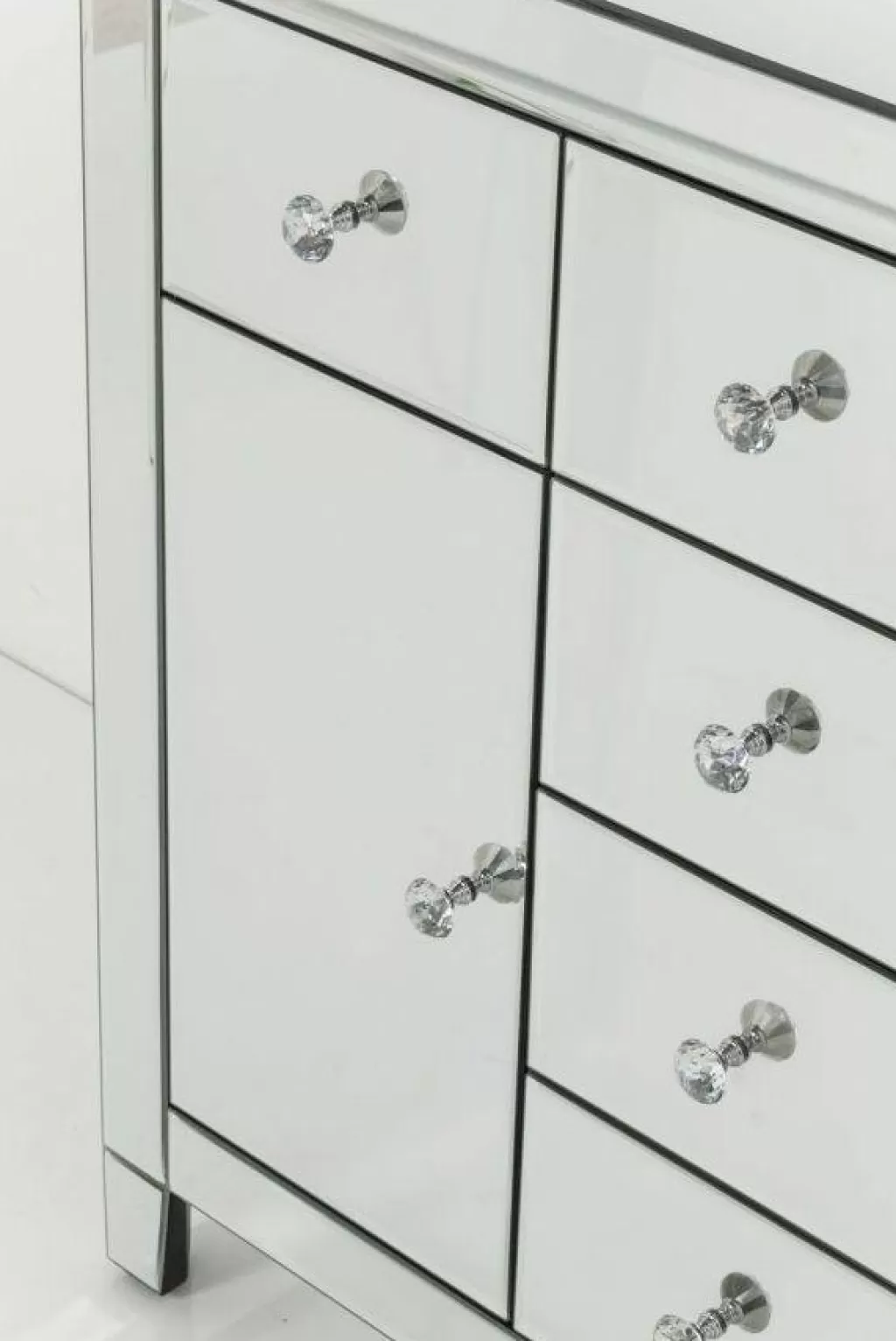 Commode Élégante KARE Design - 2 Portes & 6 Tiroirs, Aménagement Salon Moderne 

(Option alternative : Commode Raftinée pour Séjour Contemporain - 2 Portes Coulissantes, 6 Cases de Stockage, Collection Haut de Gamme KARE)