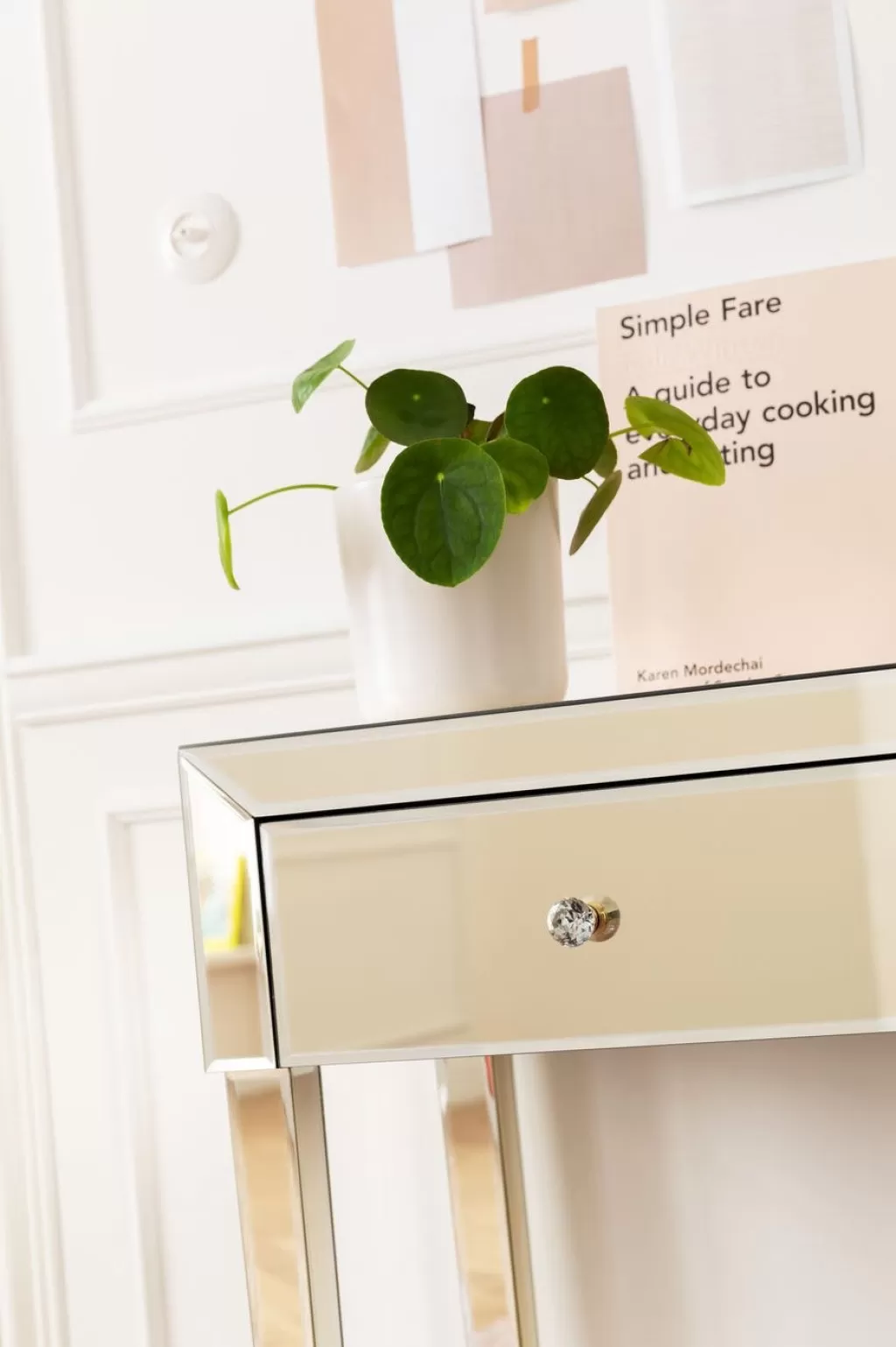 Console de Salon Élégante KARE Design - Plateau Nacré avec Insertion Miroir, Alliance d'Élégance et de Fonctionnalité pour Intérieur Contemporain