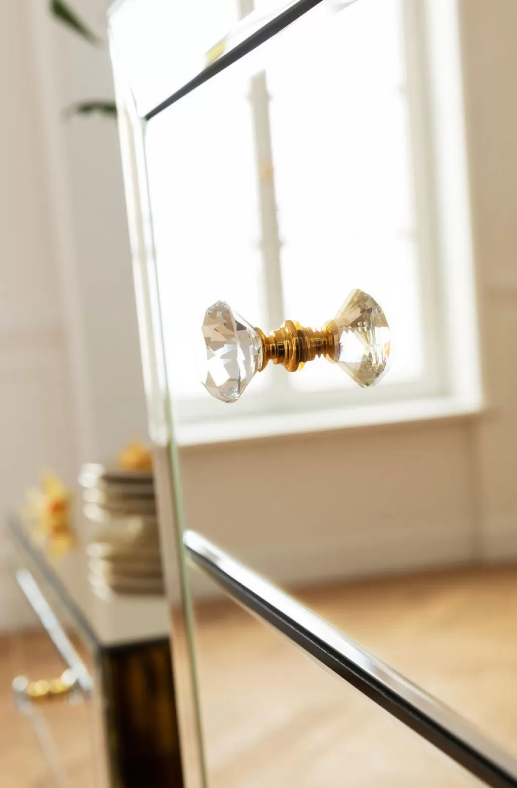 Commode Élégante KARE Design Série Pearl - 5 Tiroirs Spacieux avec Vitrine Miroitée, Idéale pour Décorer votre Salon