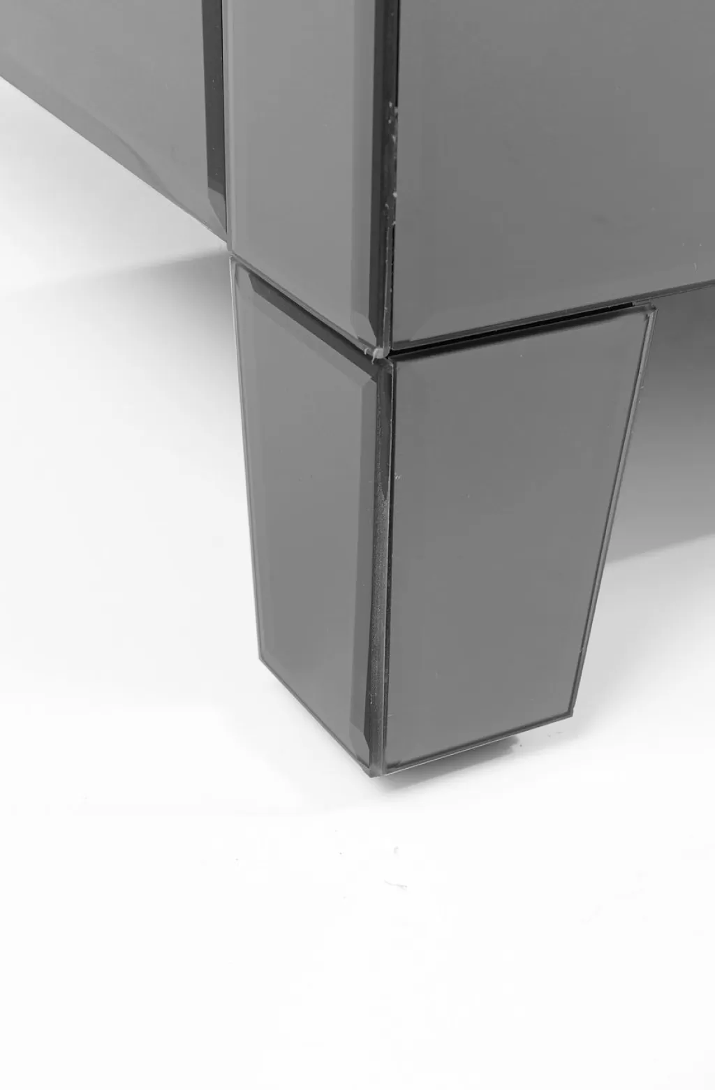 Commode Élégante KARE Design 5 Tiroirs - Meuble de Rangement Haut avec Mécanisme Push Gris Anthracite 

Design Luxe avec Tiroirs Coulissants Silencieux - Commode Fonctionnelle pour Chambre et Entrée 

Meuble de Stockage Haut de Gamme - Finition Résistante aux Rayures en Gris Sophistiqué