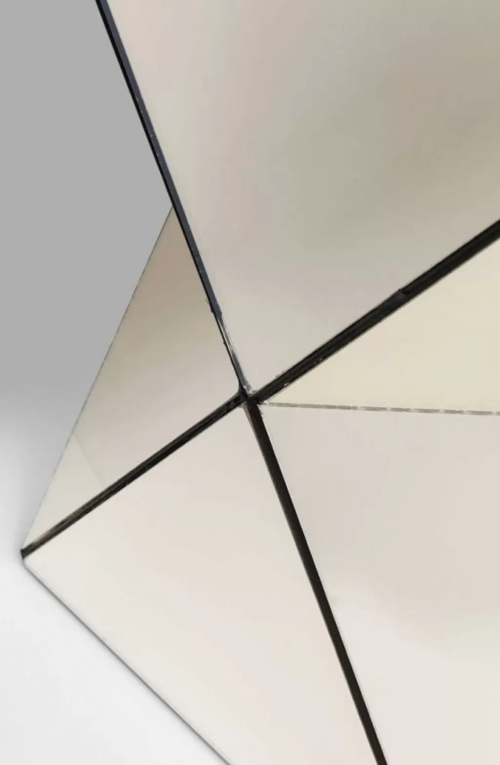 Table d'appoint Triangle Perle – Design exclusif KARE 32x32 cm