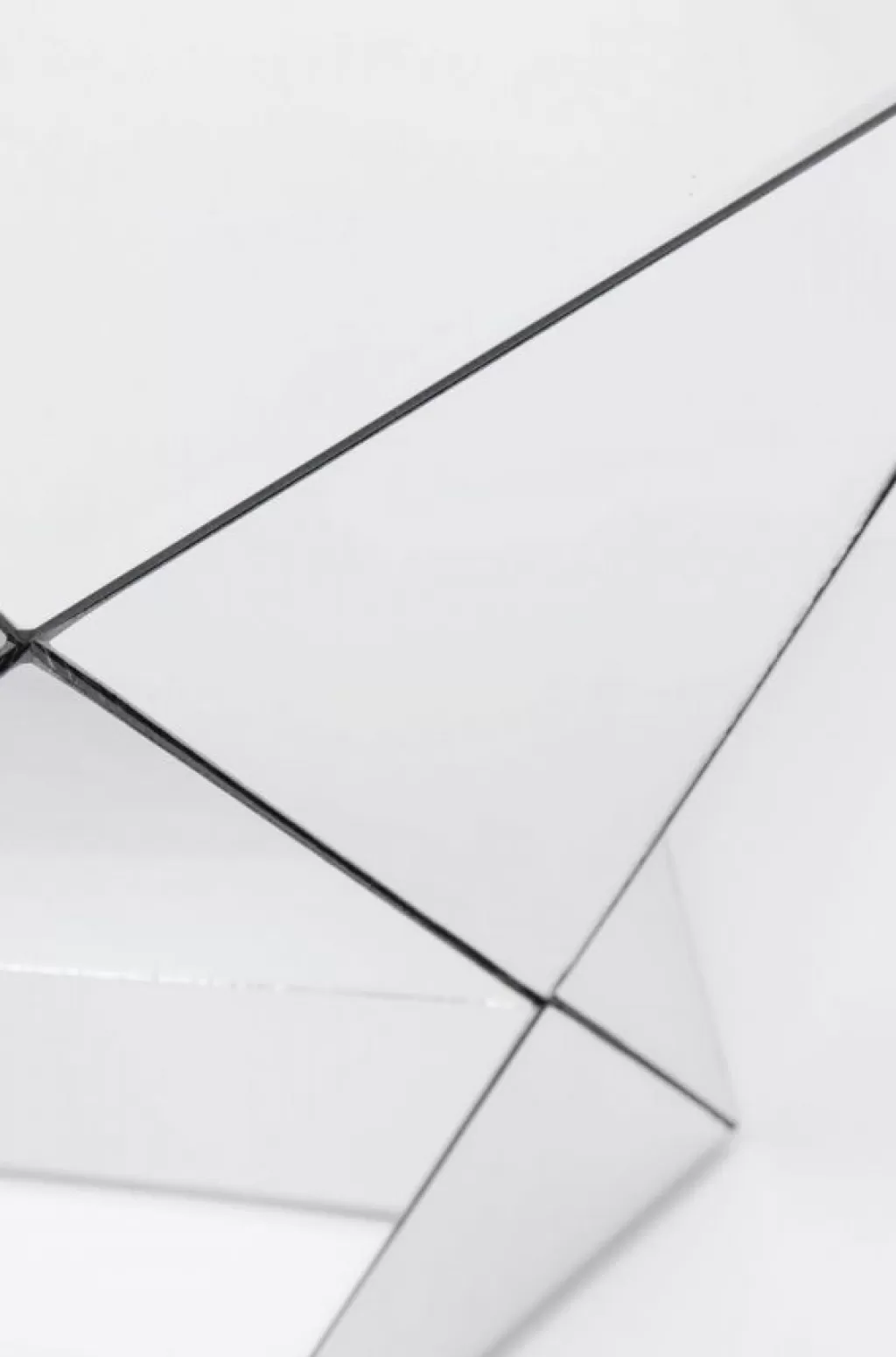 Table d'appoint triangulaire élégante par KARE Design - Moderne et fonctionnelle 32 x 32 cm