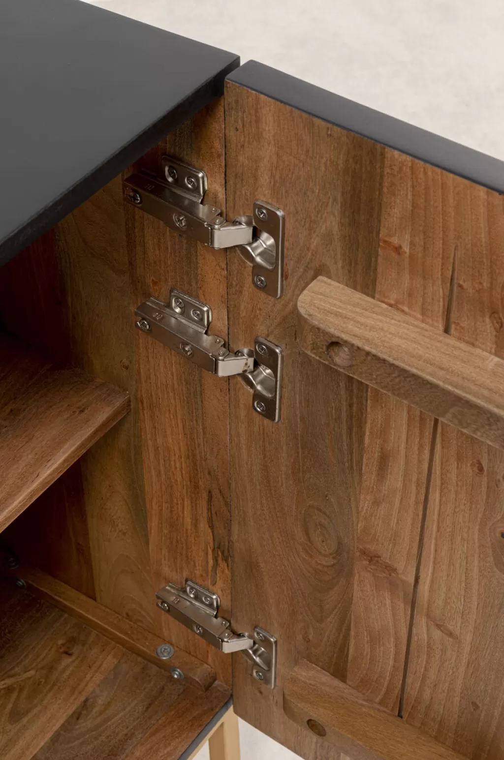 Planche à découper design KARE - Modèle Senkki en acacia massif teinté ébène (177 cm x 75 cm) 

Collection contemporaine Senkit pour cuisine professionnelle - Surface anti-rayures Lipastot