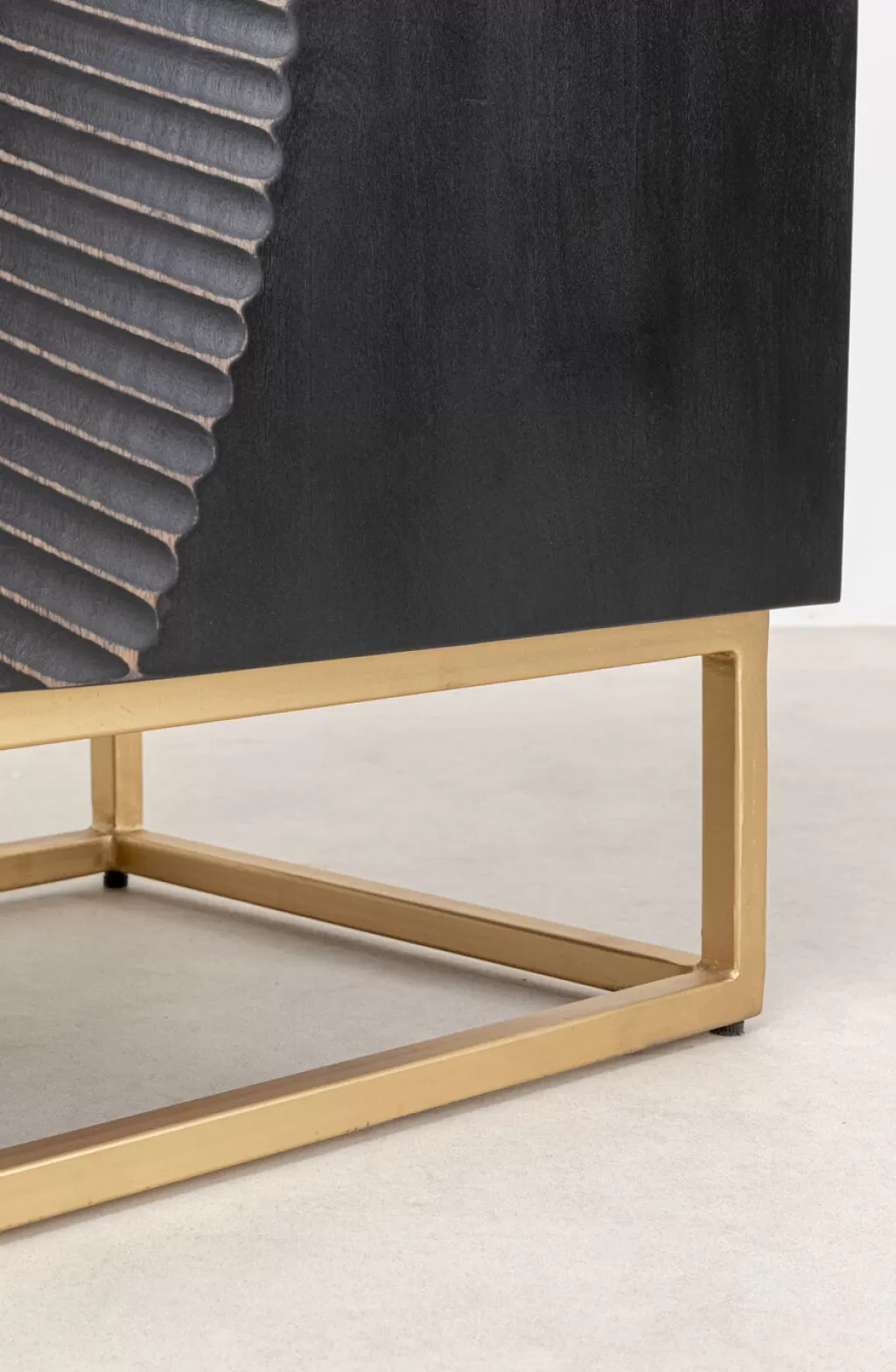 Planche à découper design KARE - Modèle Senkki en acacia massif teinté ébène (177 cm x 75 cm) 

Collection contemporaine Senkit pour cuisine professionnelle - Surface anti-rayures Lipastot