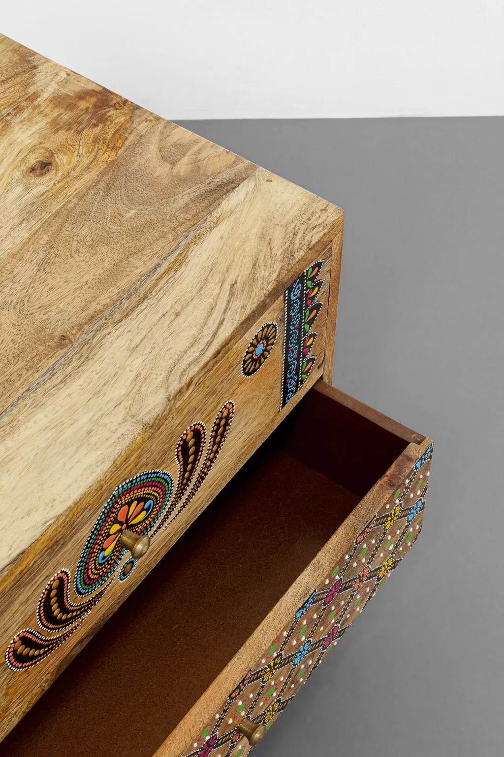 Table de Chevet Menorca en Manguier Massif - Design Scandinave Moderne 46x50cm par KARE Collection 

(Version élégante avec dimensions inversées 