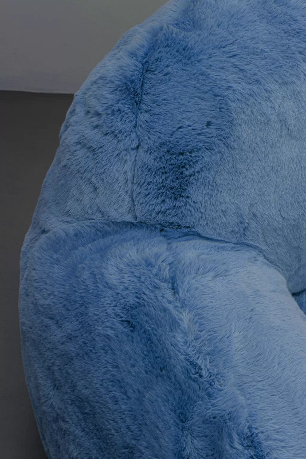 Fauteuil design élégant Mika Bleu - Velours confortable pour salon moderne | Collection KARE Design