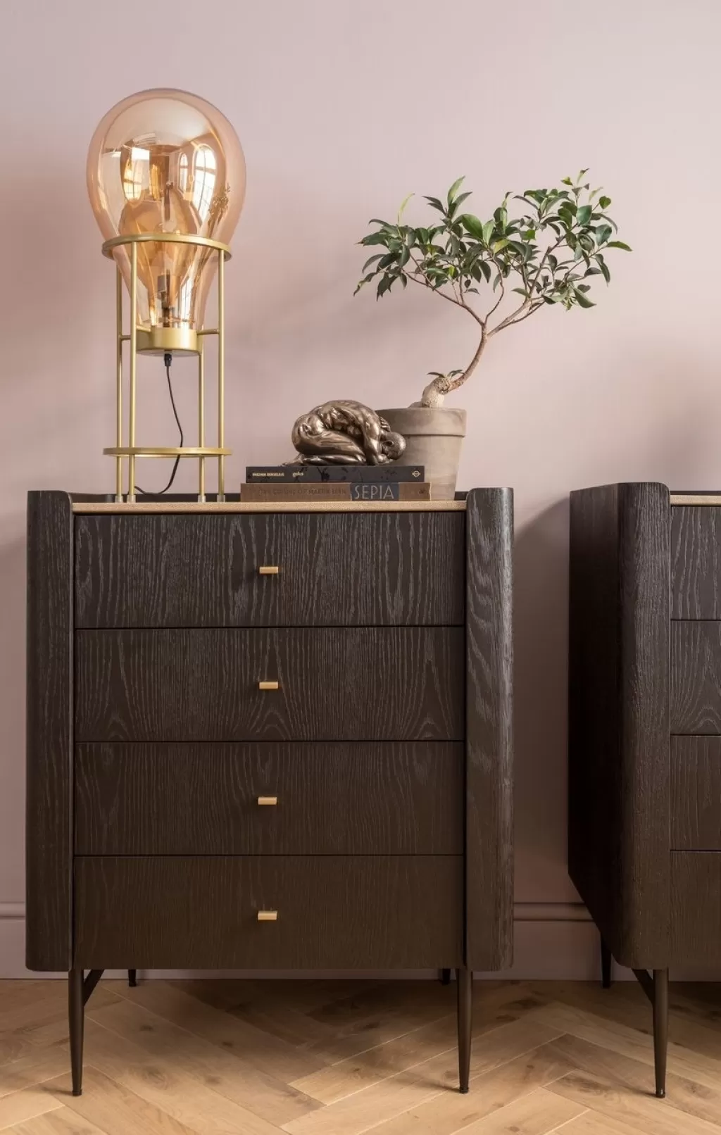 Commode design Milano élégante - Modèle KARE 80x100 cm en finition premium 

Collection exclusive Senkit - Meuble de rangement moderne pour chambre et salon 

Dimensions spacieuses (L80 x P100cm) - Commode scandinave avec poignées métalliques 

Édition limitée Senkit by KARE - Commode design italien 80 cm de largeur x 100 cm profondeur 

Structure en bois massif traité - Tiroirs silencieux avec système de glissière innovant