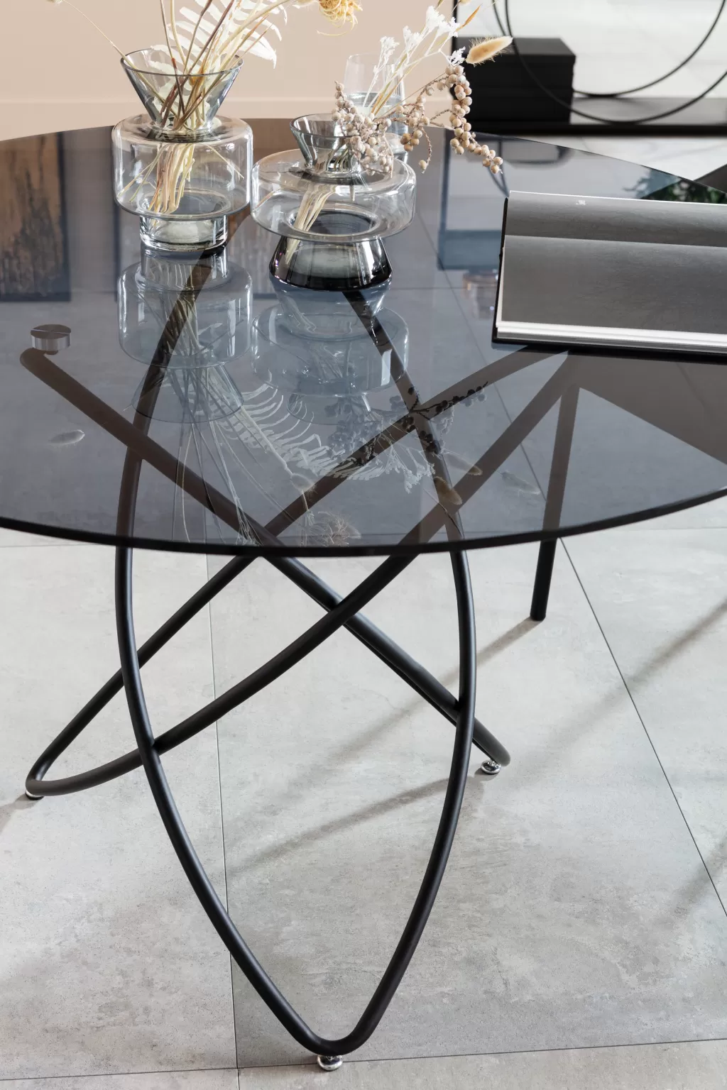 Table basse design Moléculaire par KARE - Noir élégant en 120 cm de diamètre
