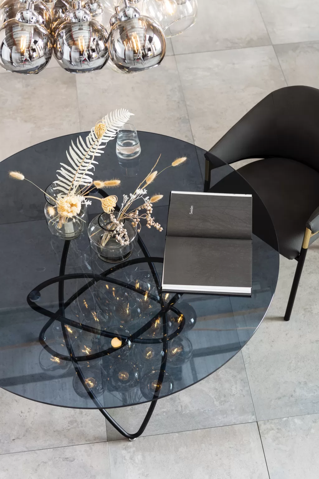 Table basse design Moléculaire par KARE - Noir élégant en 120 cm de diamètre