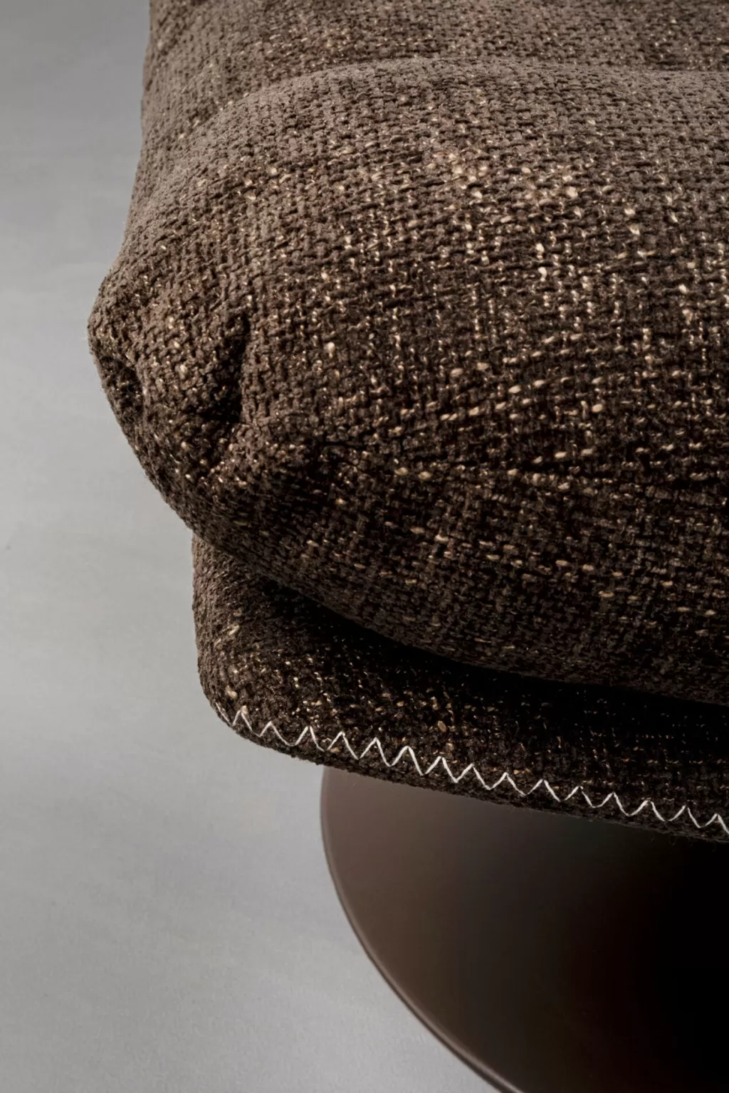 Fauteuil design pivotant KARE Design Montréal – Modèle Rahi en tissu brun velouté (confort ergonomique, style contemporain)