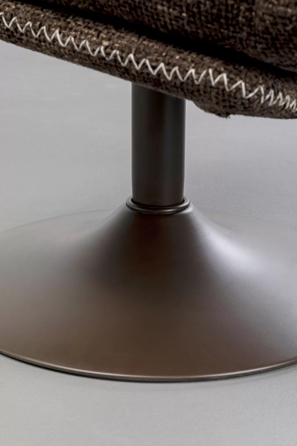 Fauteuil design pivotant KARE Design Montréal – Modèle Rahi en tissu brun velouté (confort ergonomique, style contemporain)