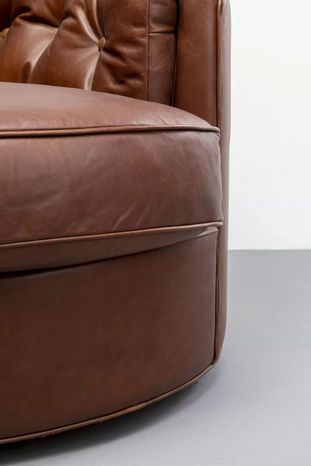Fauteuil pivotant design Music Hall en cuir véritable marron - KARE Design, élégance intemporelle