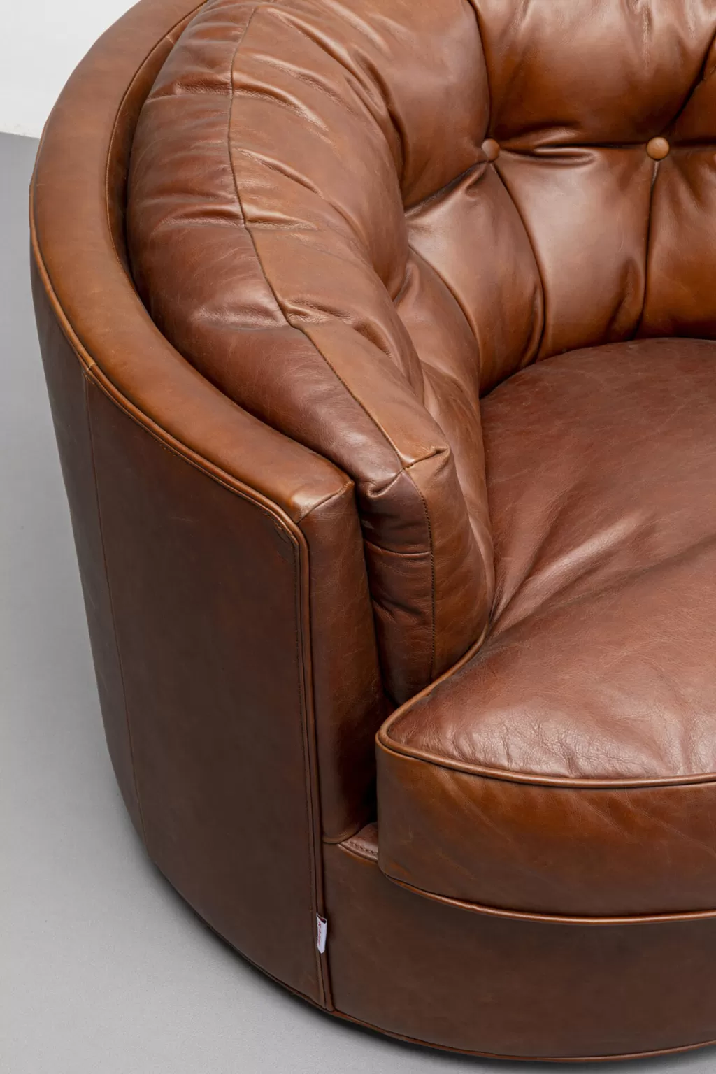 Fauteuil pivotant design Music Hall en cuir véritable marron - KARE Design, élégance intemporelle