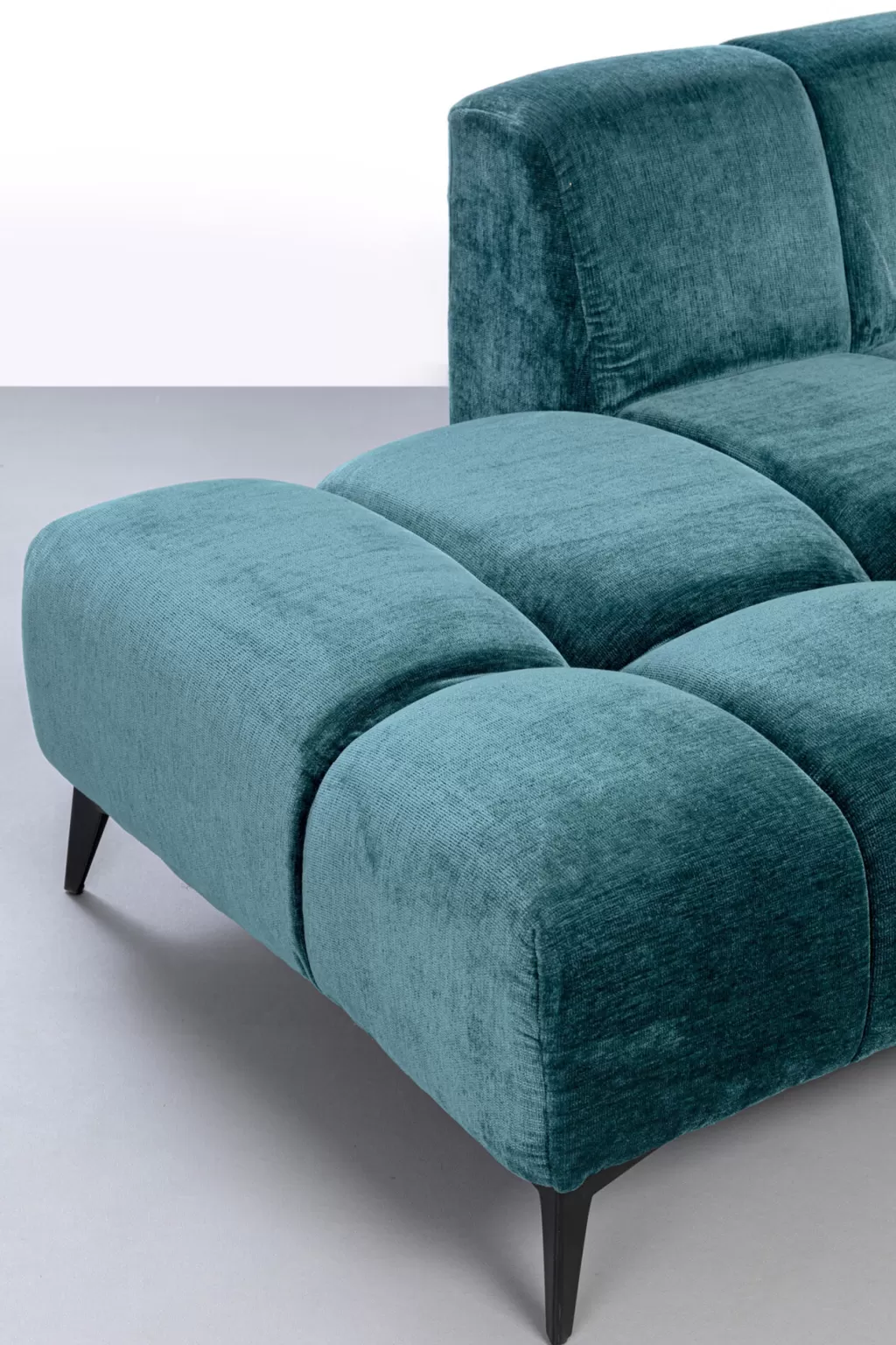 Canapé d'angle gauche Nia Glam en velours vert émeraude - Longueur 2m50, design contemporain KARE