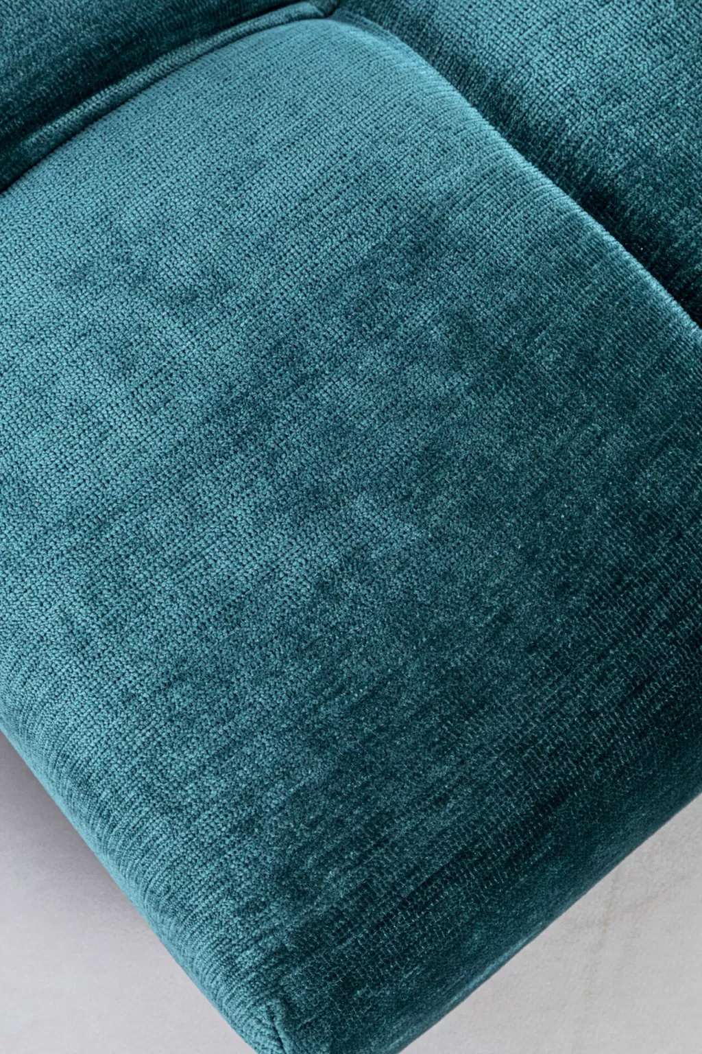 Canapé d'angle gauche Nia Glam en velours vert émeraude - Longueur 2m50, design contemporain KARE