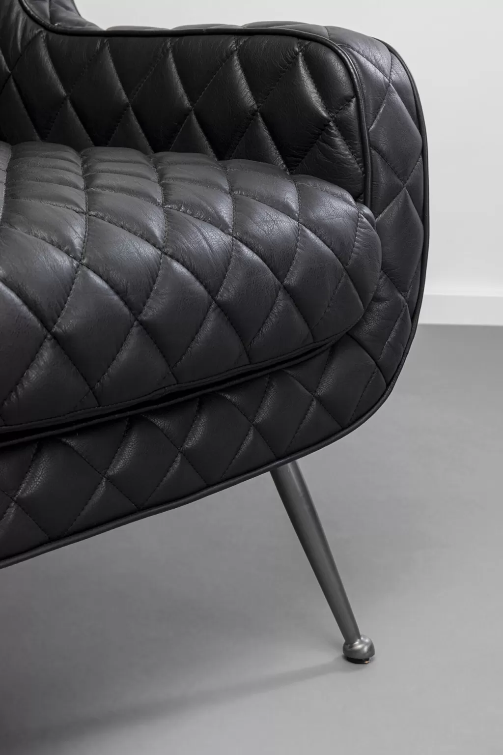 Fauteuil design Nonna par KARE - Cuir authentique noir pour votre intérieur confortable