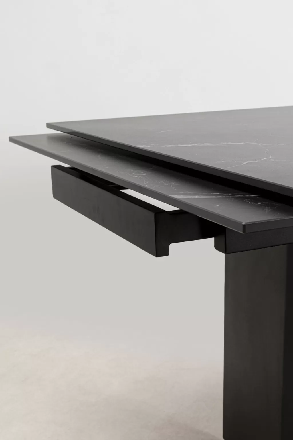 Table à manger extensible Novel - Design moderne en céramique noire 180x90 cm (2 rallonges incluses) - KARE Collection Premium