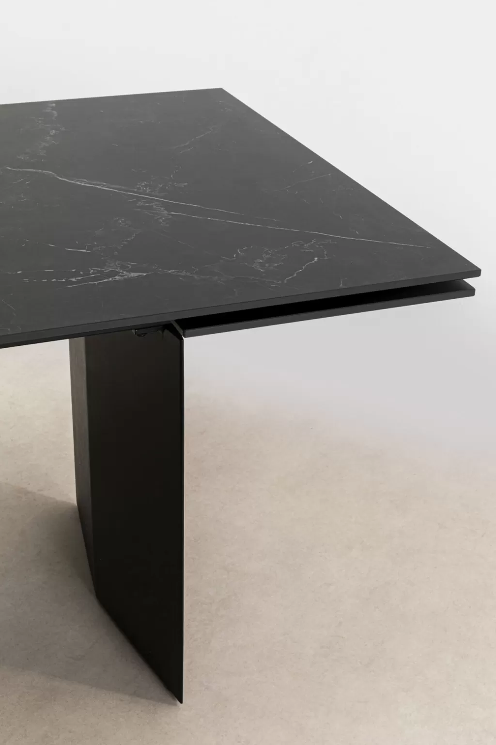 Table à manger extensible Novel - Design moderne en céramique noire 180x90 cm (2 rallonges incluses) - KARE Collection Premium