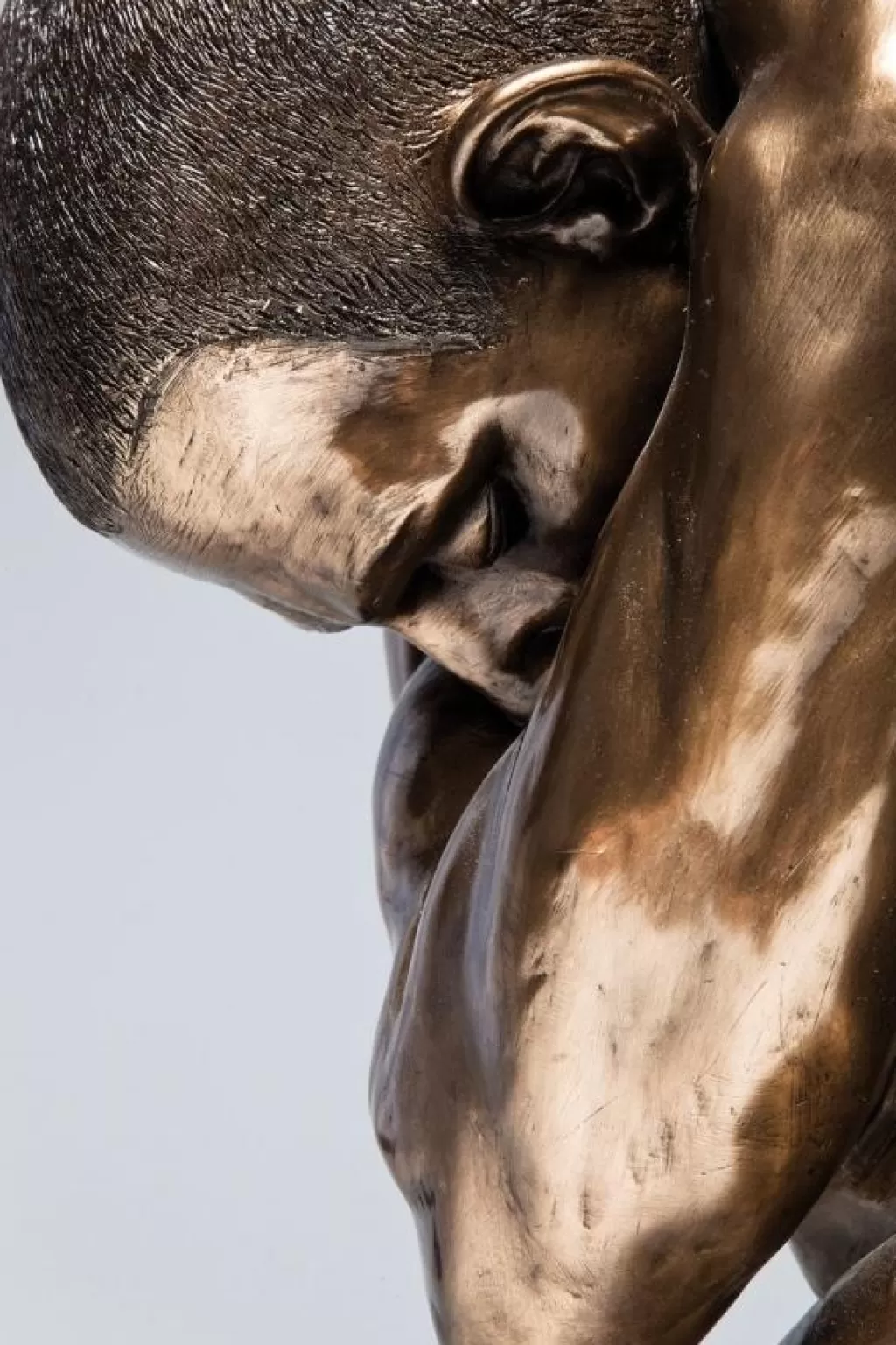 Décoration d'intérieur KARE-Design - Sculpture Moderne « Étreinte Masculine » en Bronze Patiné - 54 cm