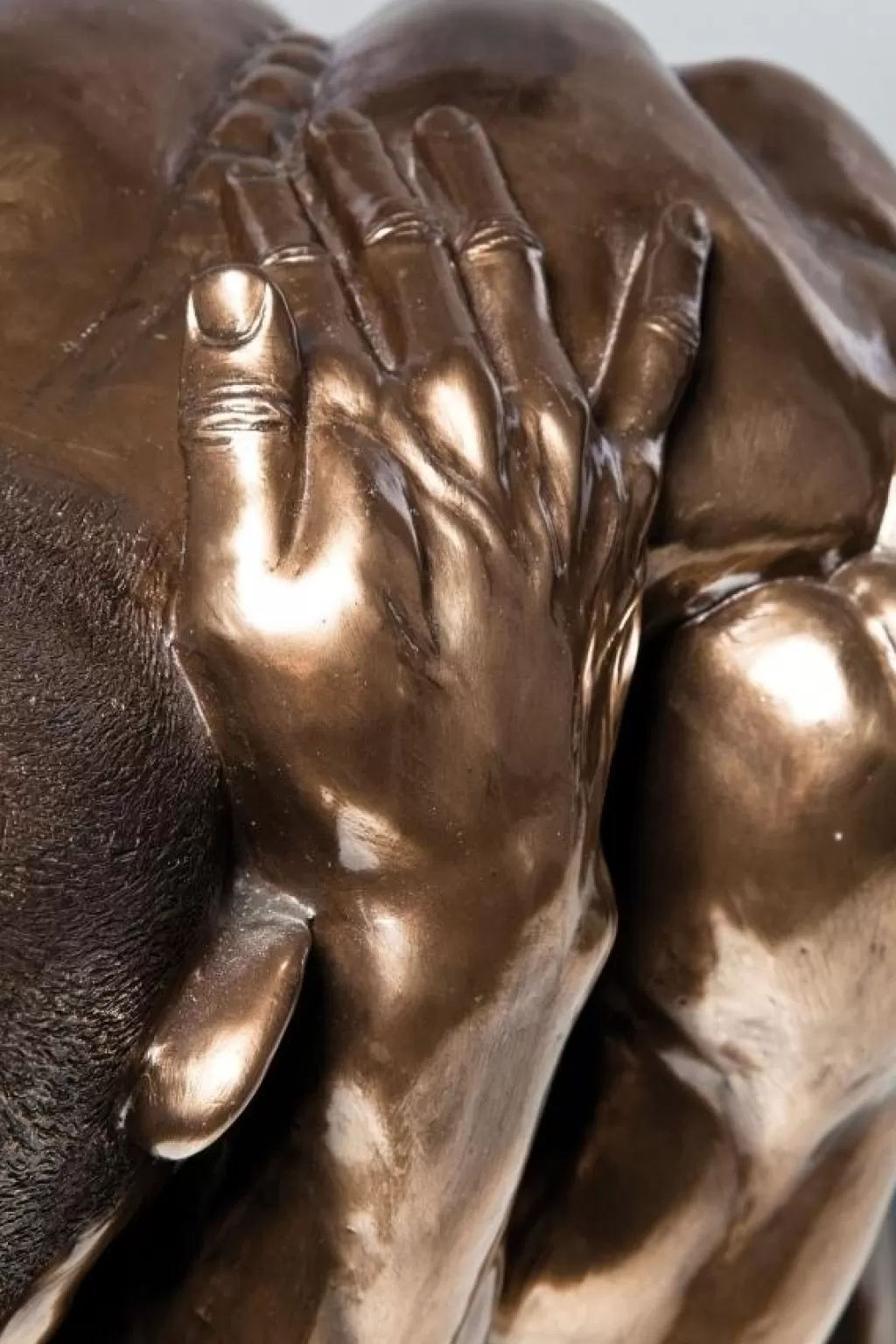 Décoration d'intérieur KARE-Design - Sculpture Moderne « Étreinte Masculine » en Bronze Patiné - 54 cm