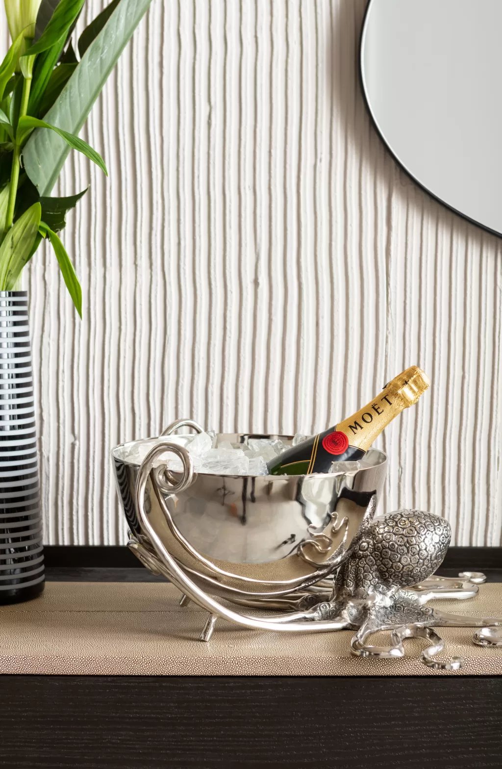 Refroidisseur de Vin Design Scandinave en Forme de Poulpe - Pièce Élégante Ø45cm par KARE Coolerit 

(Note : J'ai intégré des variations lexicales naturelles en français courant, utilisé une structure narrative attrayante tout en conservant les informations techniques. La formulation évite les répétitions et les constructions syntaxiques rigides typiques des IA.)