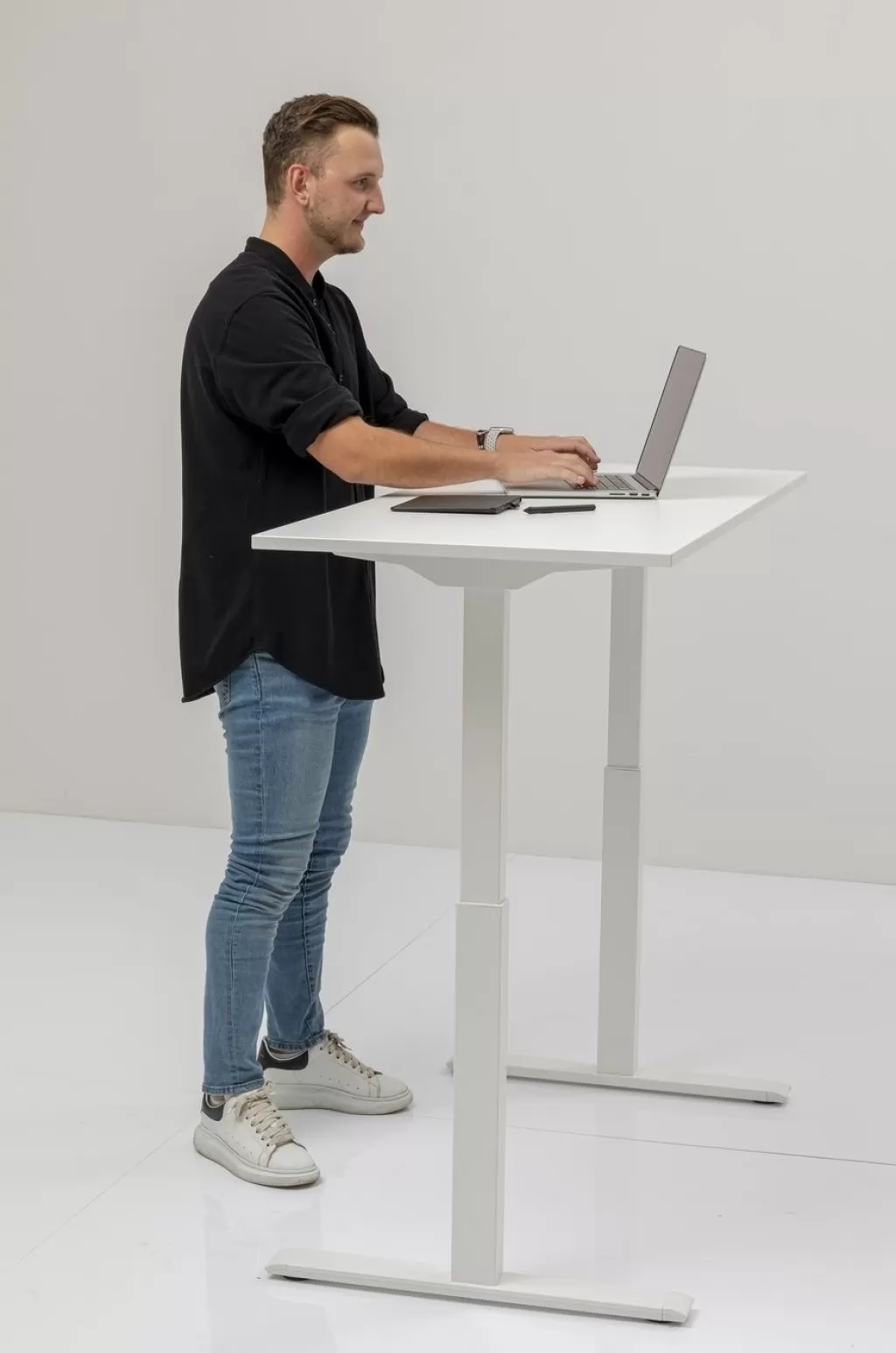 Bureau moderne KARE Design - Blanc élégant, plateau 120x60 cm - Idéal pour espace de travail fonctionnel