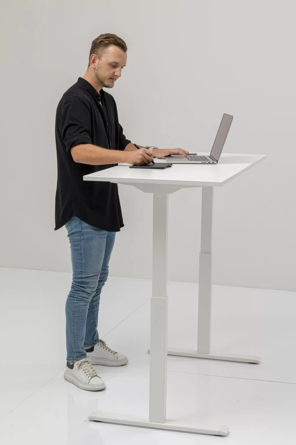 Bureau design moderne KARE - Plateau blanc immaculé 140x70 cm - Solution pratique pour espace de travail ergonomique