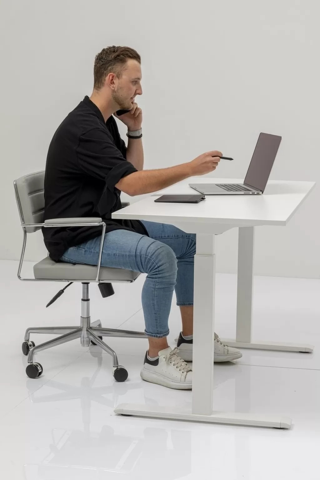Bureau design moderne KARE - Plateau blanc immaculé 140x70 cm - Solution pratique pour espace de travail ergonomique