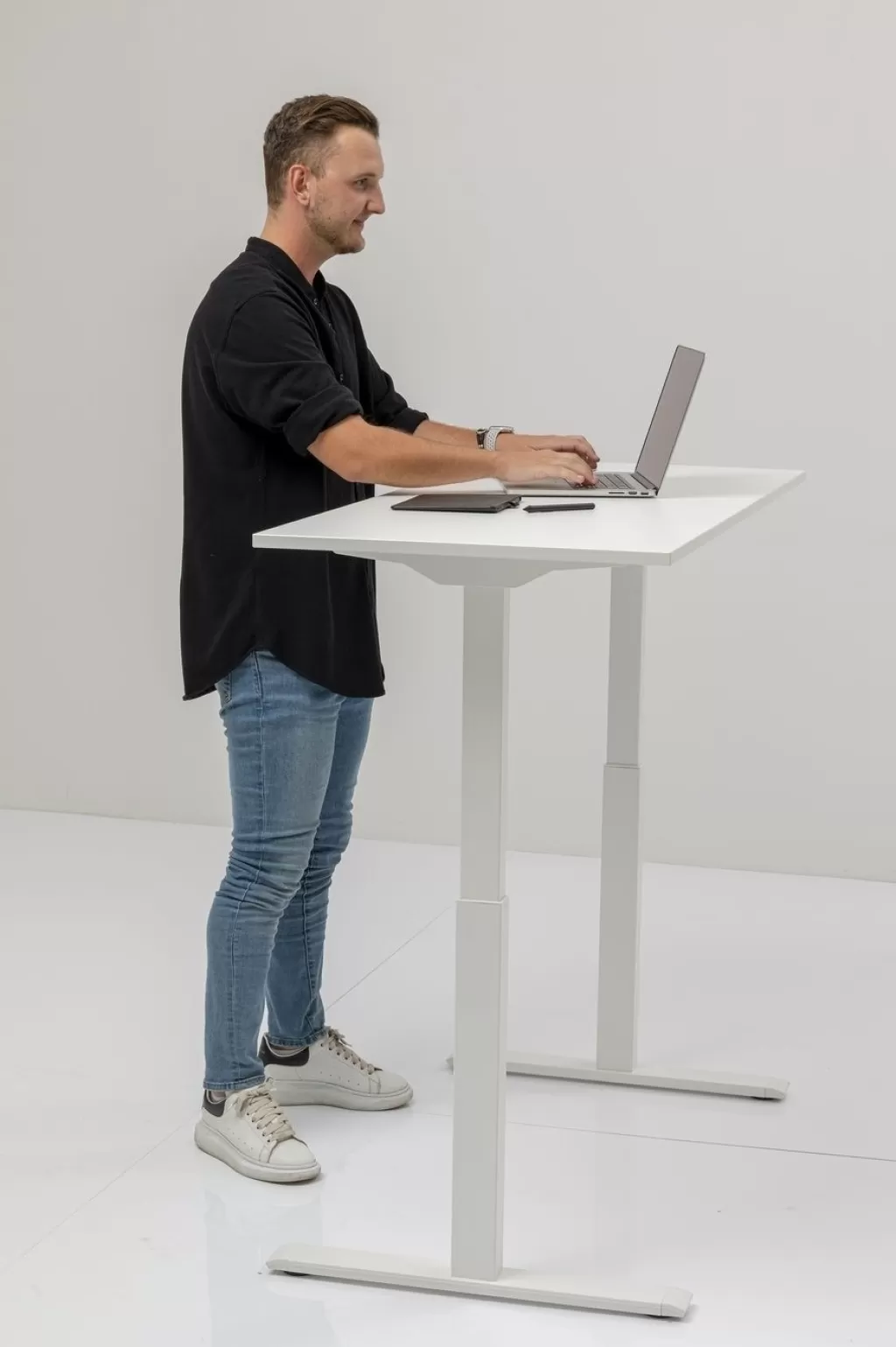 Bureau contemporain en mélaminé blanc KARE Design - Plateau 160x80 cm pour espace de travail épuré