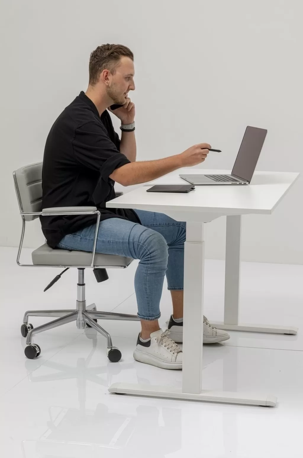 Bureau contemporain en mélaminé blanc KARE Design - Plateau 160x80 cm pour espace de travail épuré