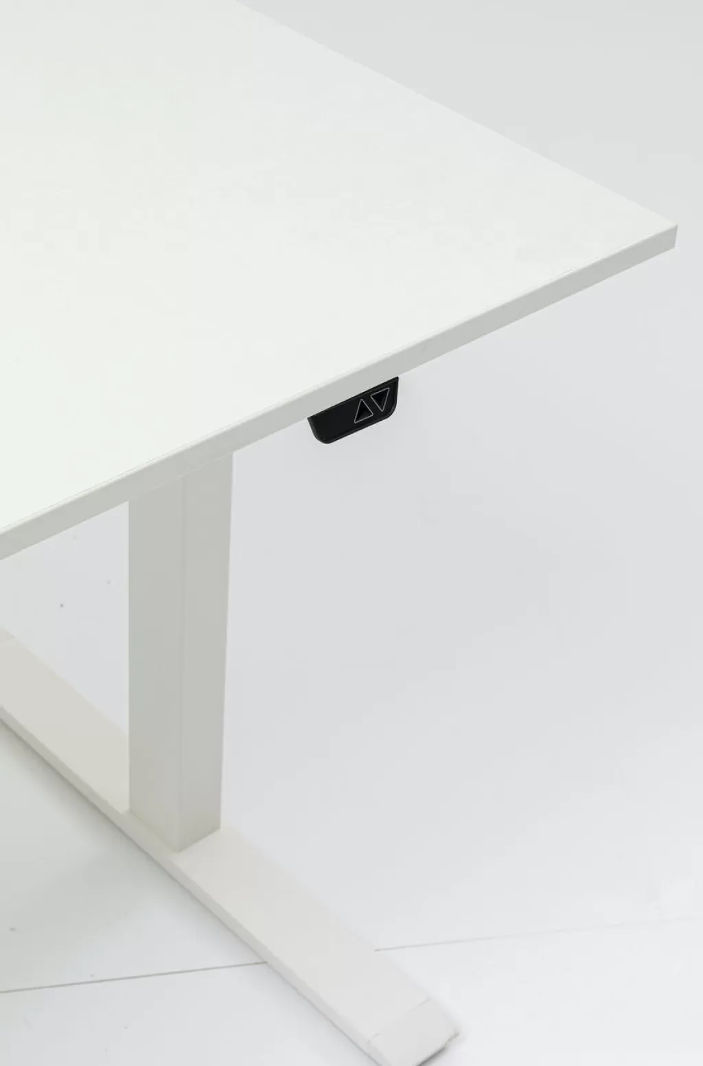Bureau contemporain en mélaminé blanc KARE Design - Plateau 160x80 cm pour espace de travail épuré