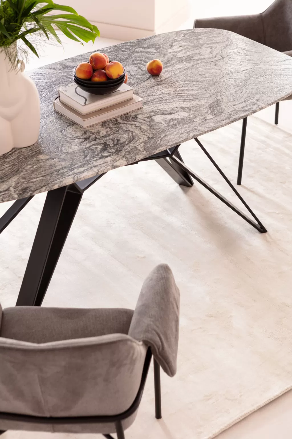 Table basse design Okinawa KARE - Plateau granit & structure acier brossé 180 x 90 cm  

Elégante table contemporaine inspirée de la collection Okinawa, alliant robustesse et esthétique avec son plateau en granit poli et son châssis métallique aux finitions satinées. Dimensions généreuses 180 cm de longueur pour 90 cm de largeur.