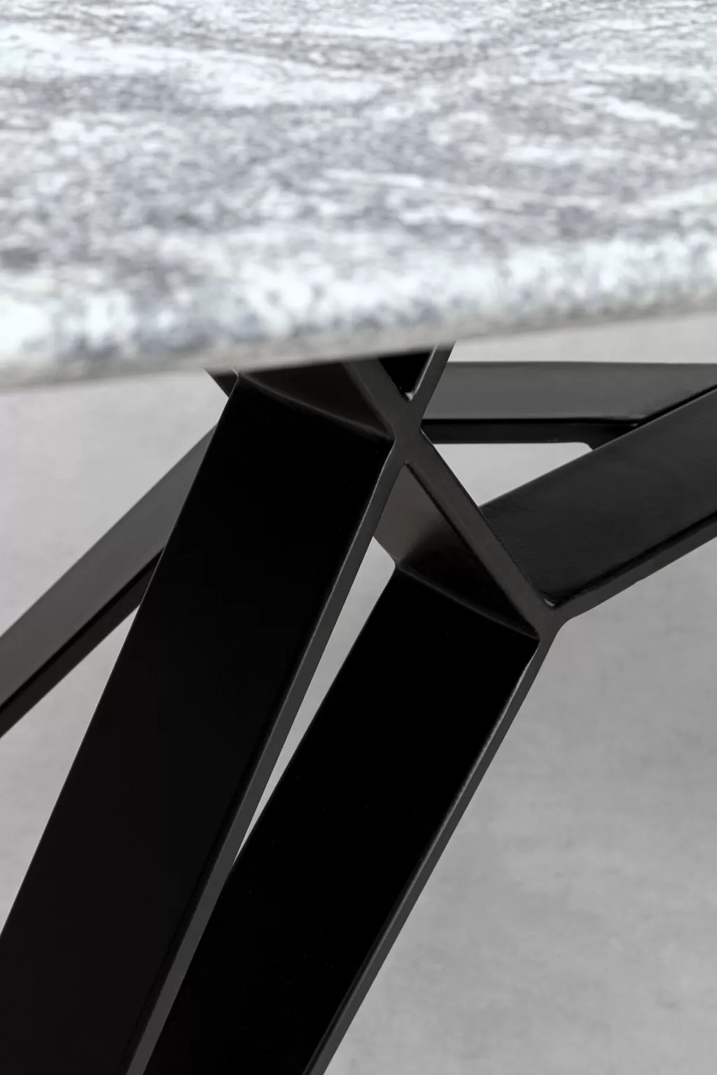 Table basse design Okinawa KARE - Plateau granit & structure acier brossé 180 x 90 cm  

Elégante table contemporaine inspirée de la collection Okinawa, alliant robustesse et esthétique avec son plateau en granit poli et son châssis métallique aux finitions satinées. Dimensions généreuses 180 cm de longueur pour 90 cm de largeur.